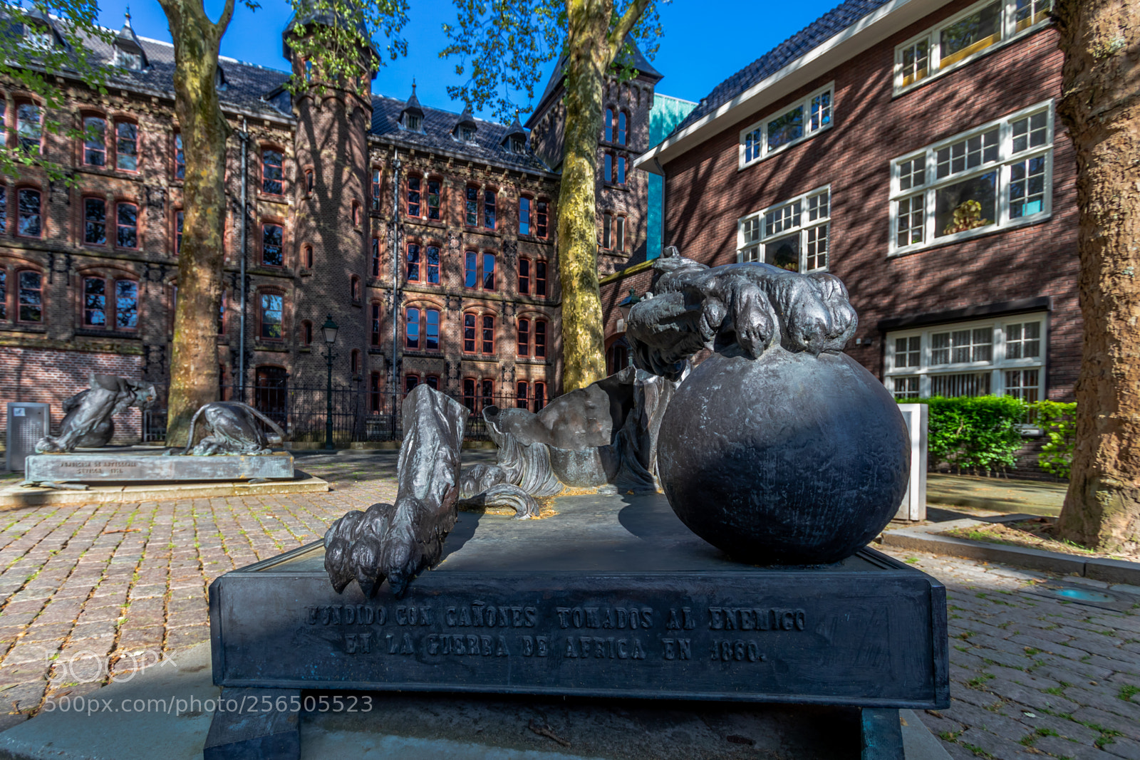 Canon EOS 80D sample photo. Statue at anne frankplein photography