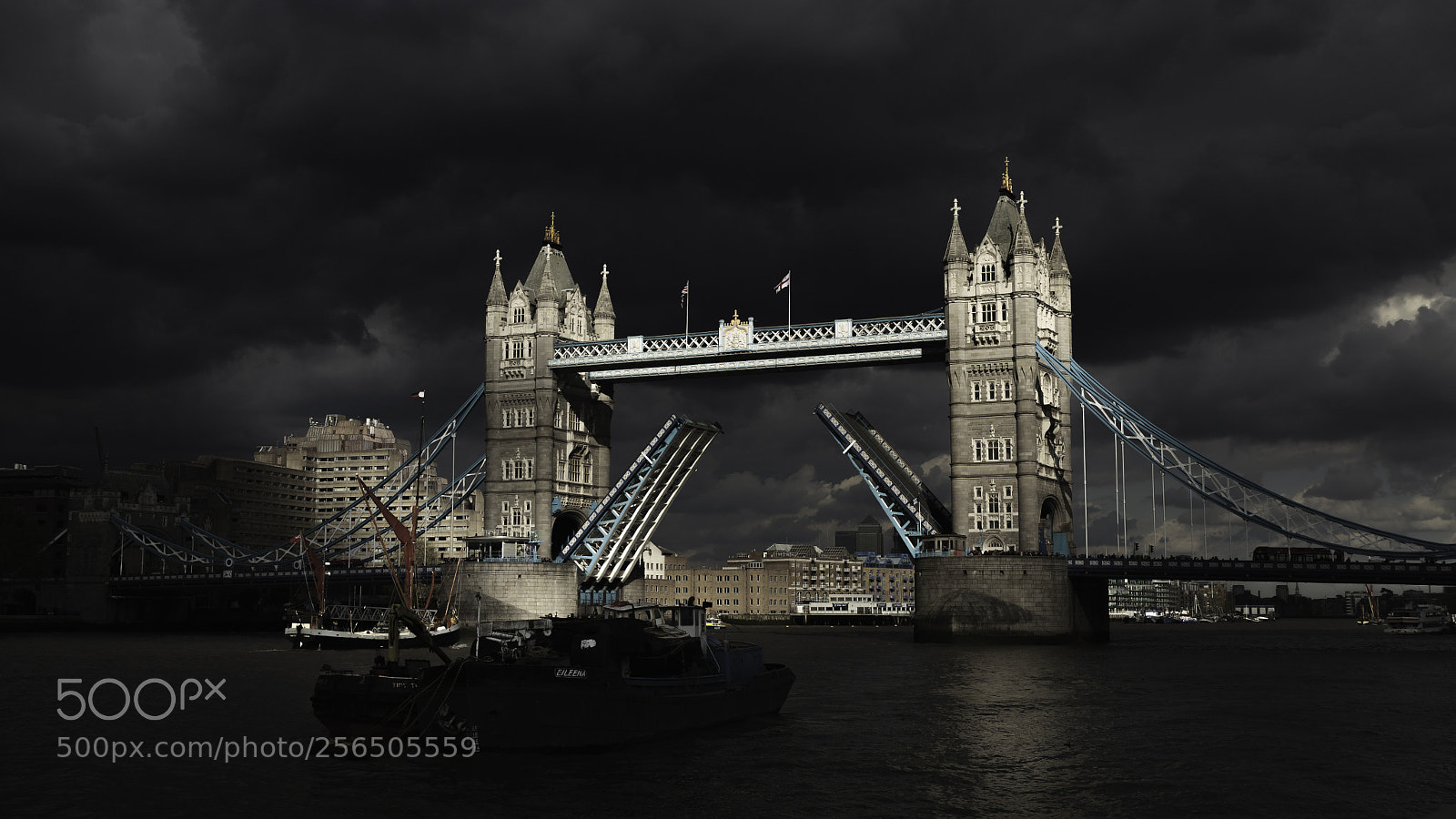 Canon EOS 5D Mark II sample photo. Tower bridge before storm photography