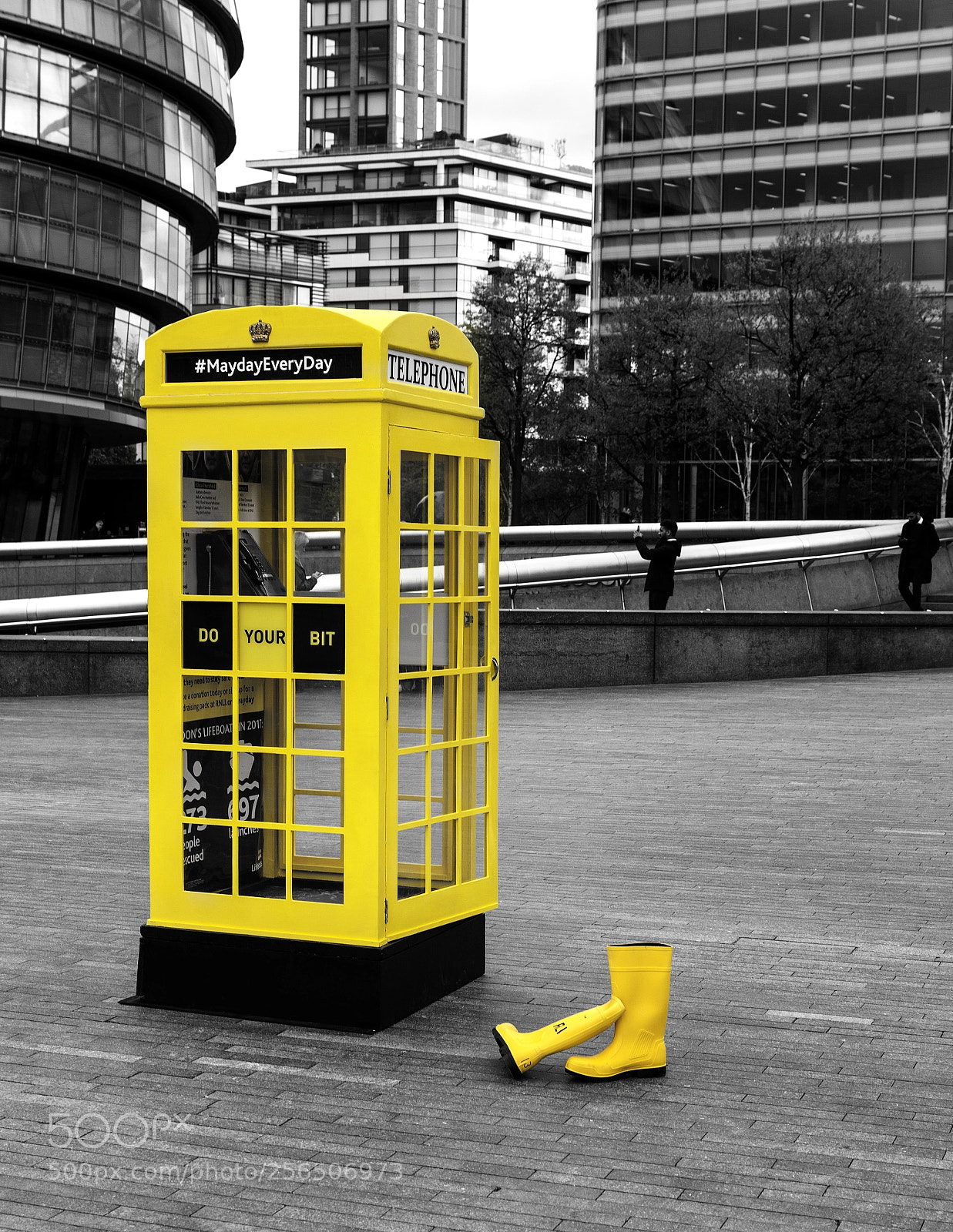 Canon EOS 5D Mark II sample photo. Standing out in london photography