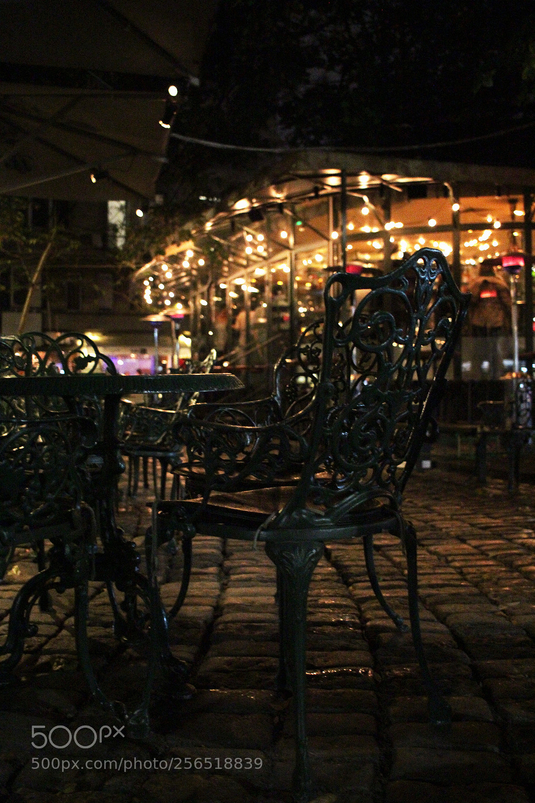 Canon EOS 600D (Rebel EOS T3i / EOS Kiss X5) sample photo. Night cafe photography