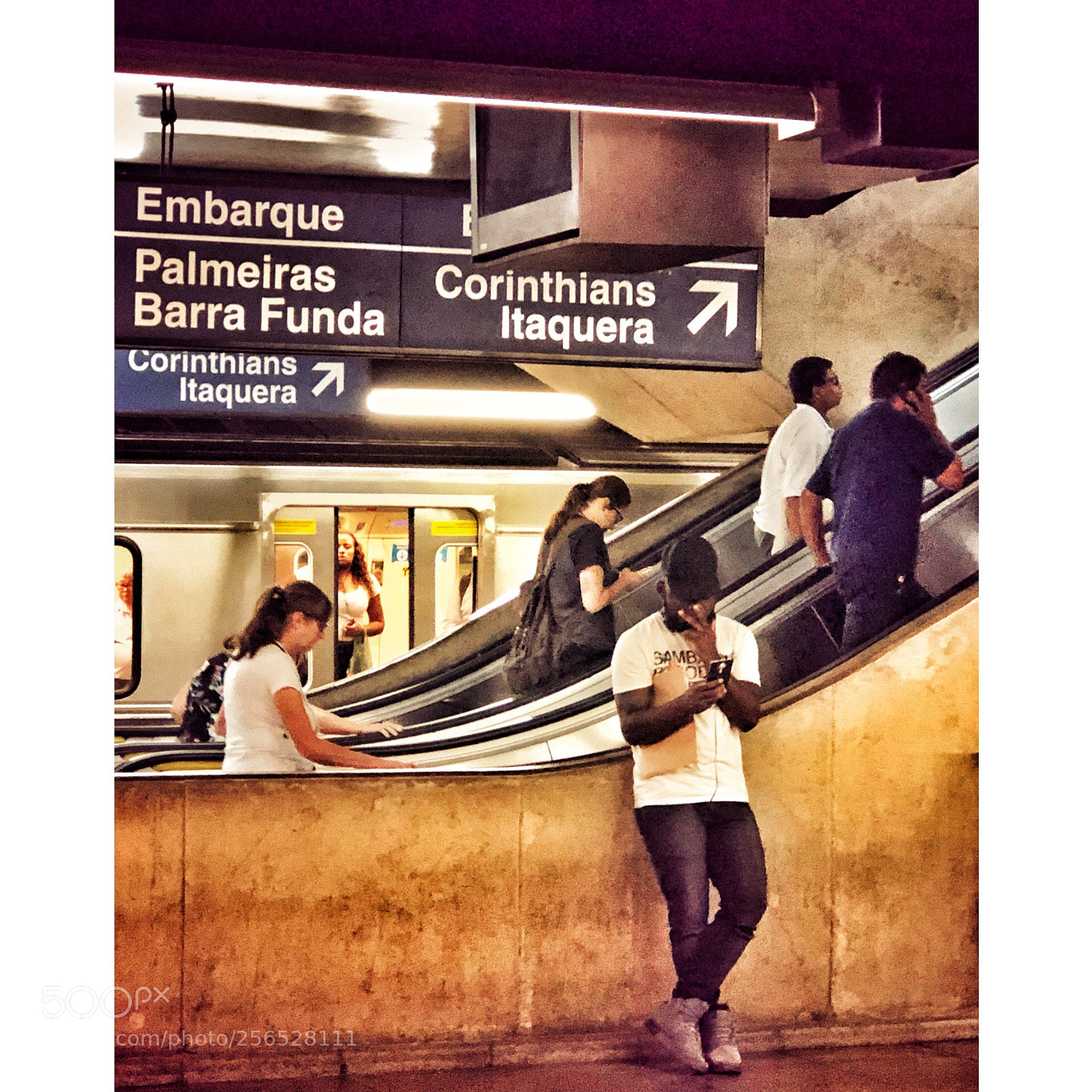 Apple iPhone 8 Plus sample photo. Metro photography