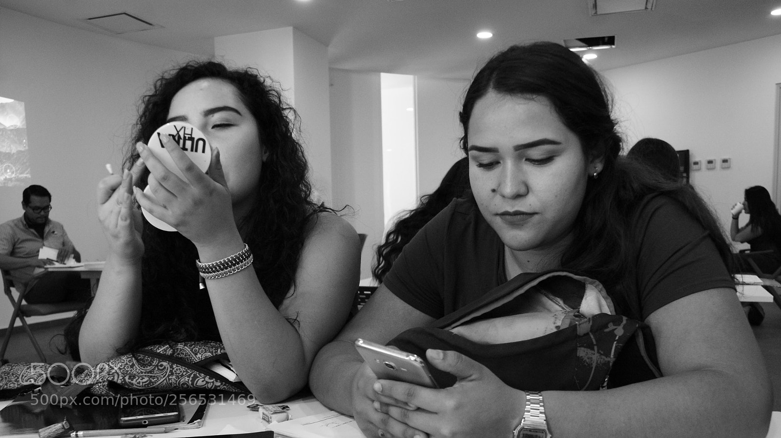 Sony DT 18-70mm F3.5-5.6 sample photo. Dos personas con diferentes photography