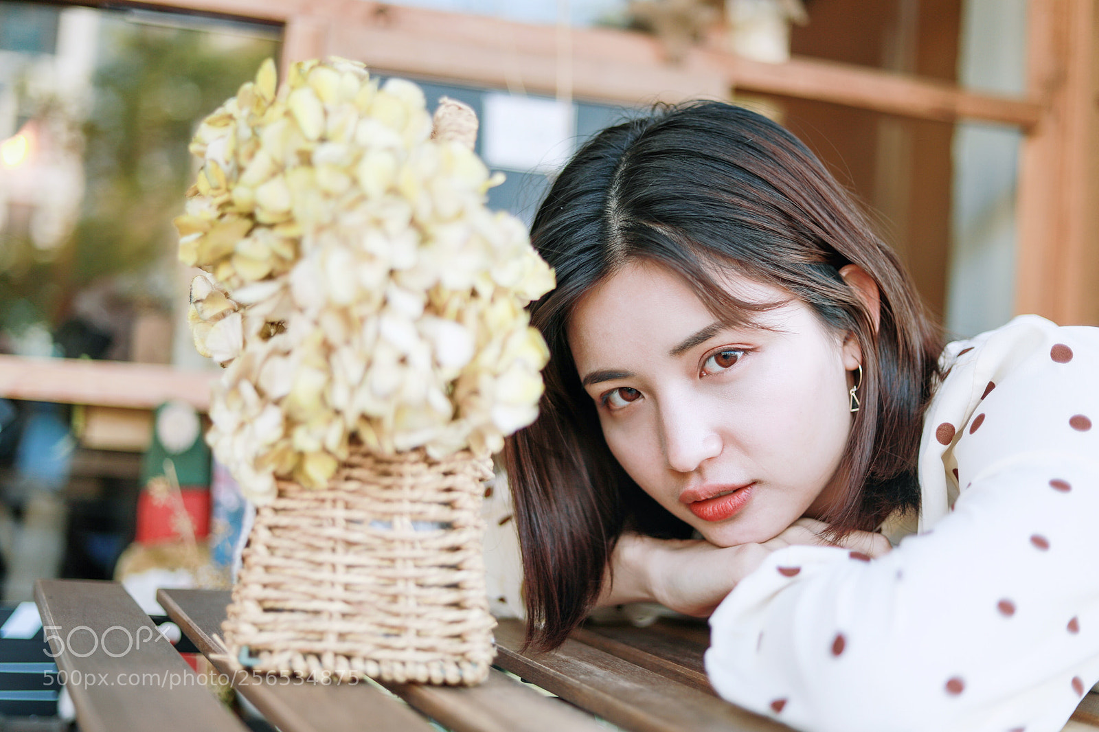 Canon EOS 5D Mark IV sample photo. 咖啡厅的小姑娘 photography