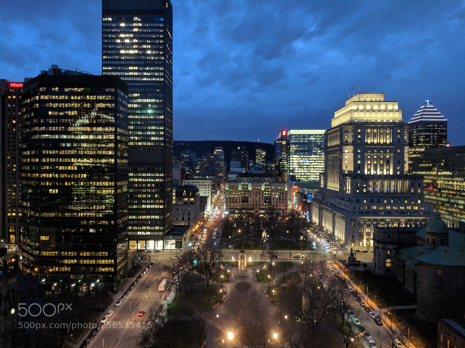 Google Pixel 2 XL sample photo. Montreal at night photography