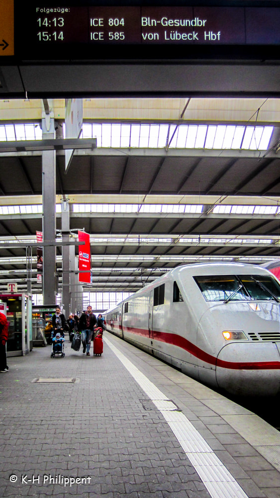 Canon PowerShot ELPH 300 HS (IXUS 220 HS / IXY 410F) sample photo. München (germany), ice in the main station / ice im hauptbahnhof photography