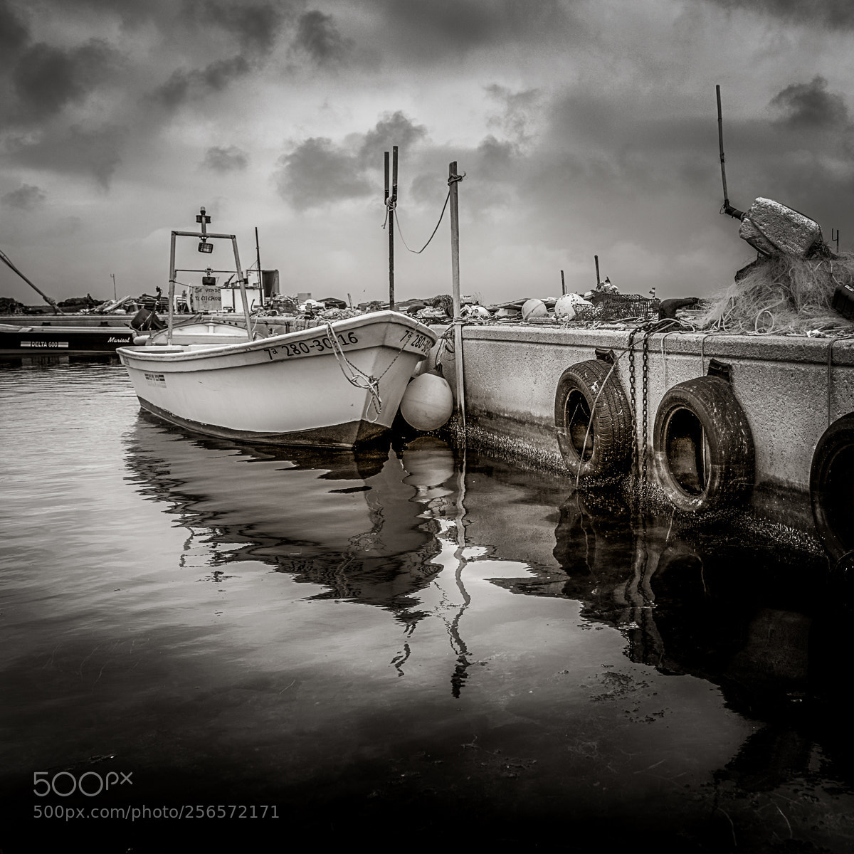 Sony a7R II sample photo. Una barca al moll photography