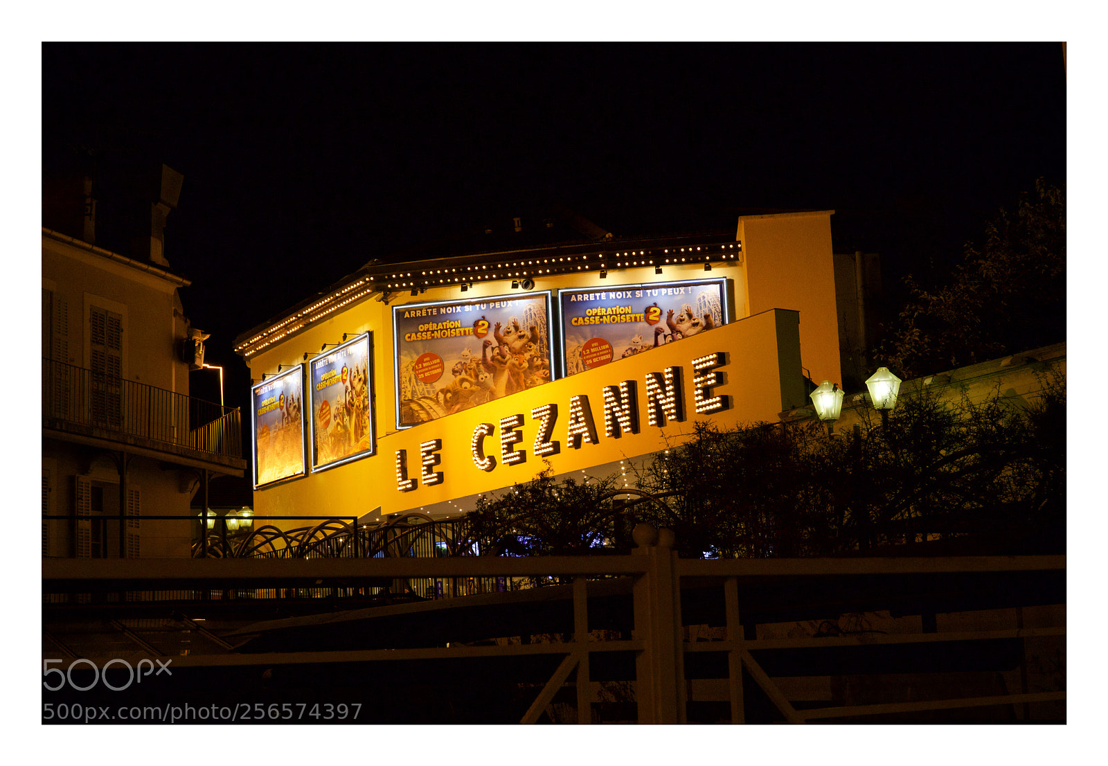 Canon EOS 5DS R sample photo. Movie theater in aix photography