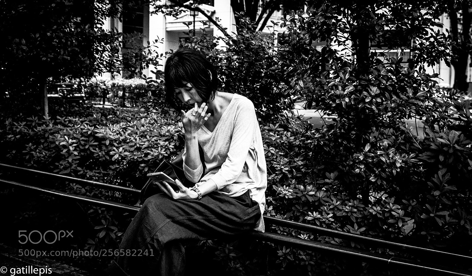 Fujifilm X-T1 sample photo. Reading at omotesando photography