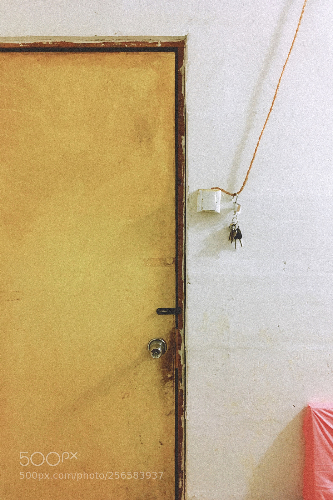 Apple iPhone SE sample photo. Yellow door photography