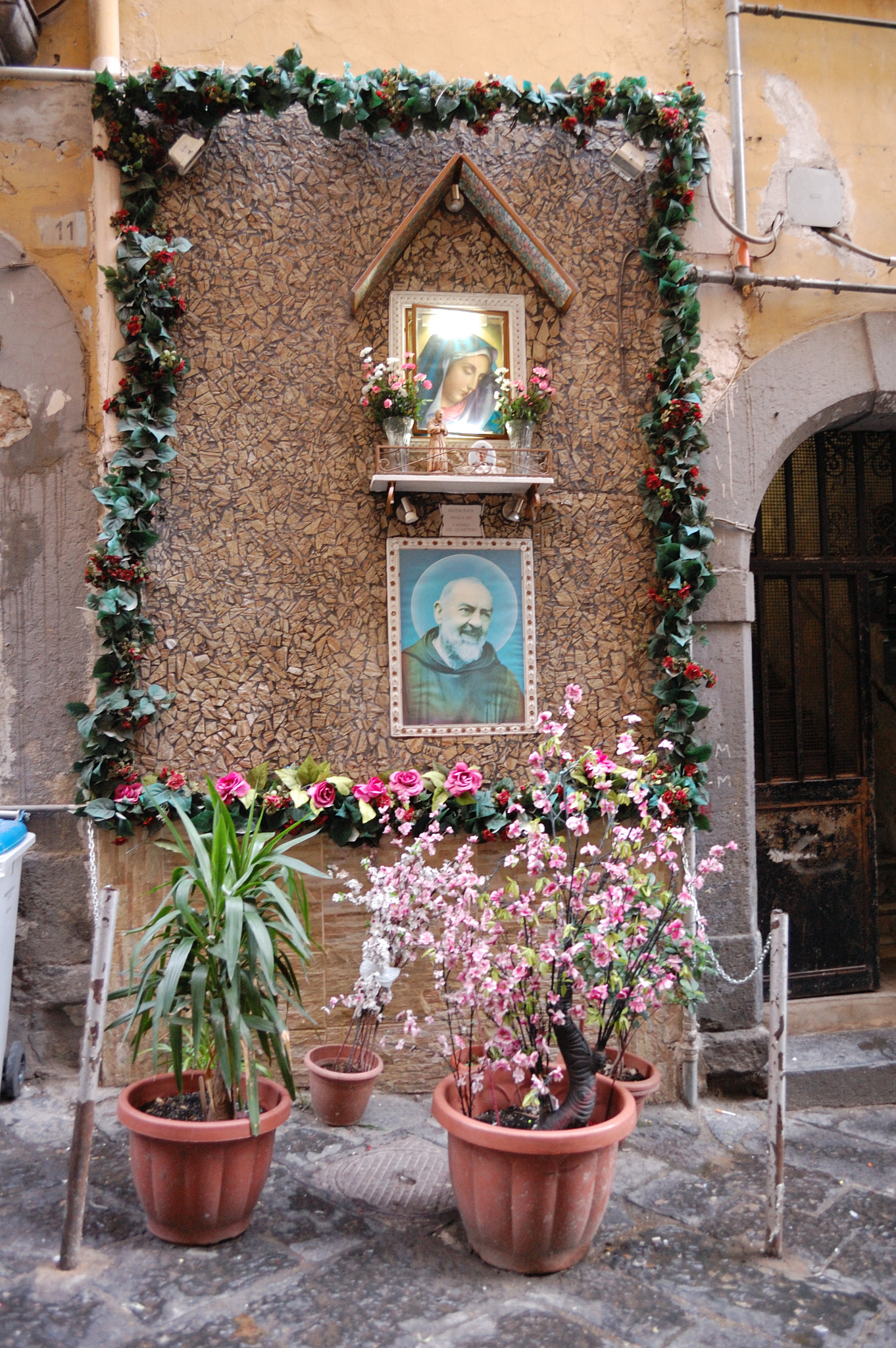 Nikon D40 sample photo. Edicole votive photography