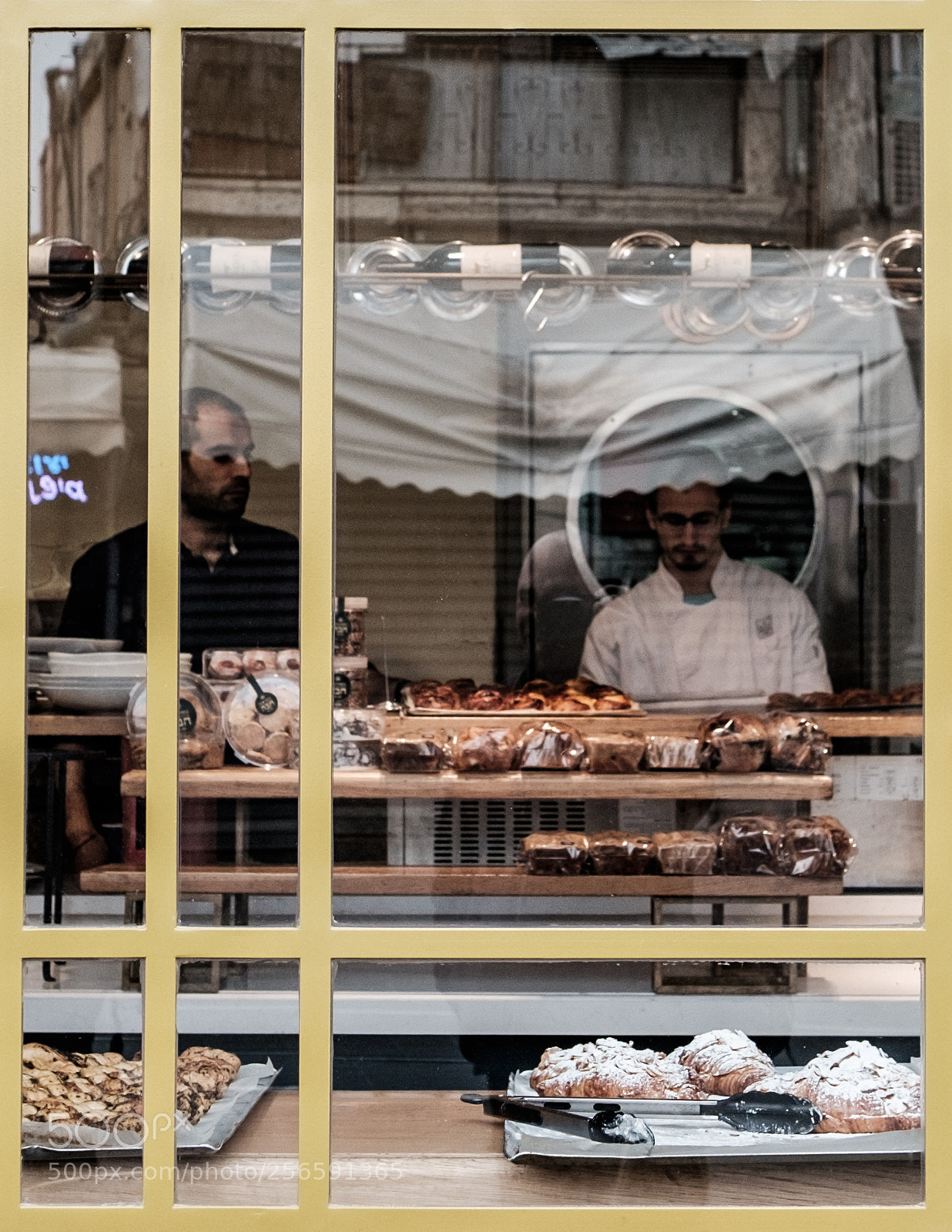 Fujifilm X-T1 sample photo. Bakery window photography