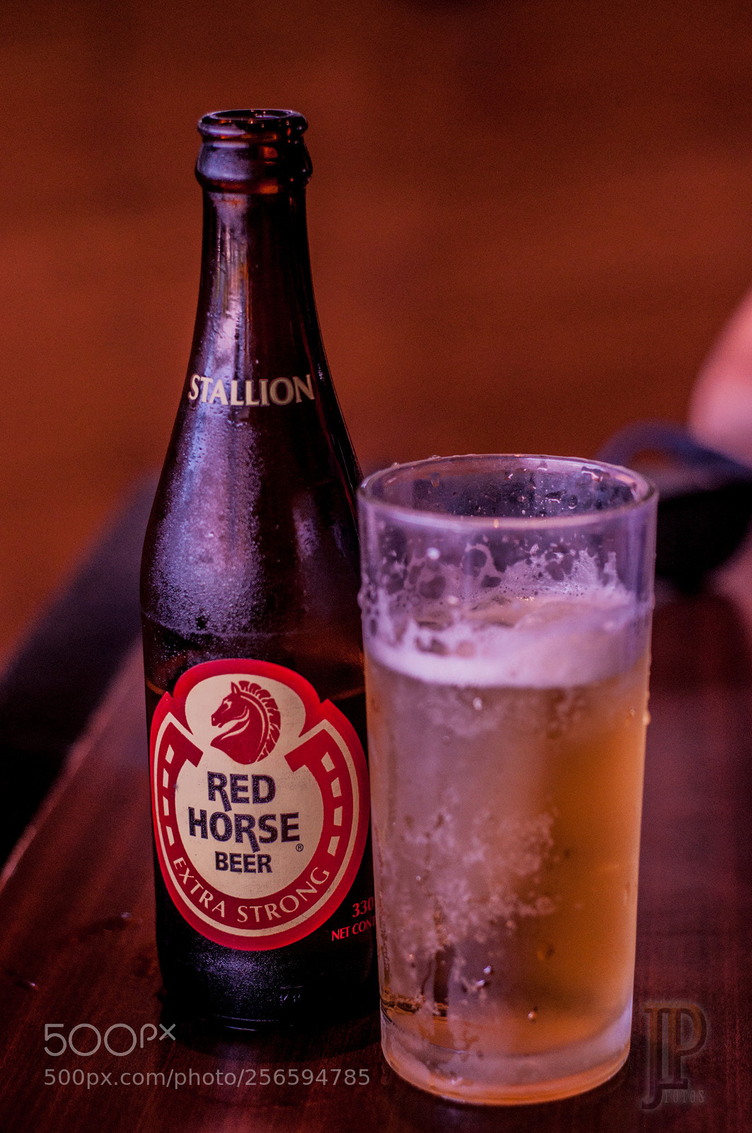 Nikon D90 sample photo. Red horse beer photography