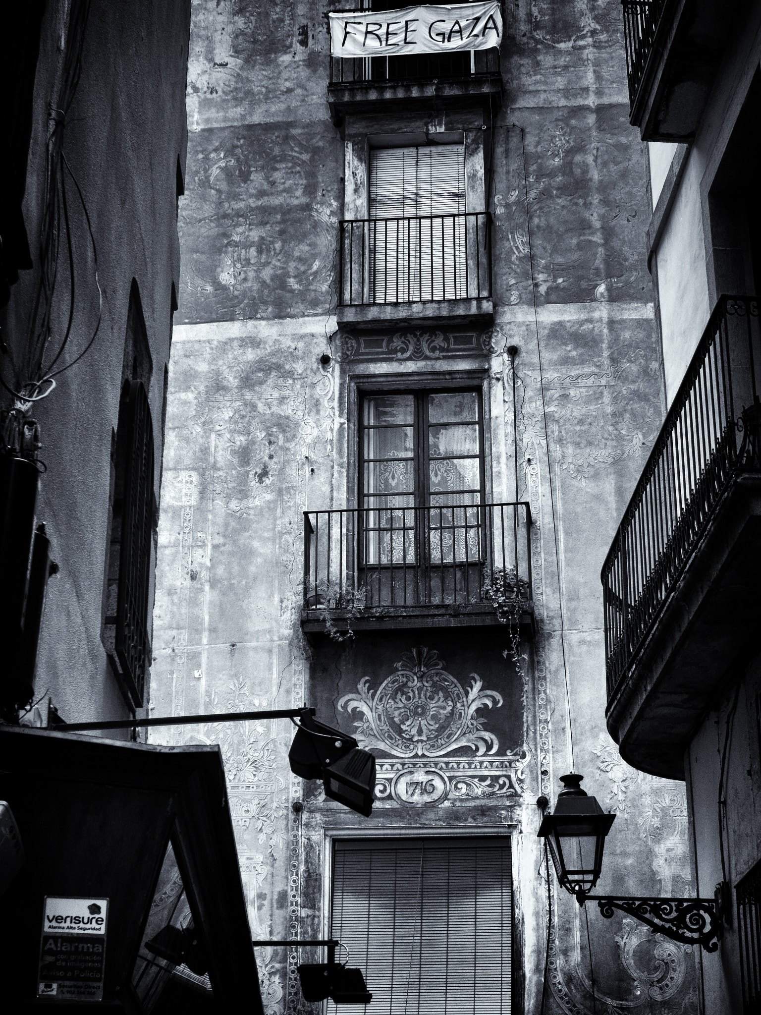 Canon PowerShot S100 sample photo. Alley, barcelona photography