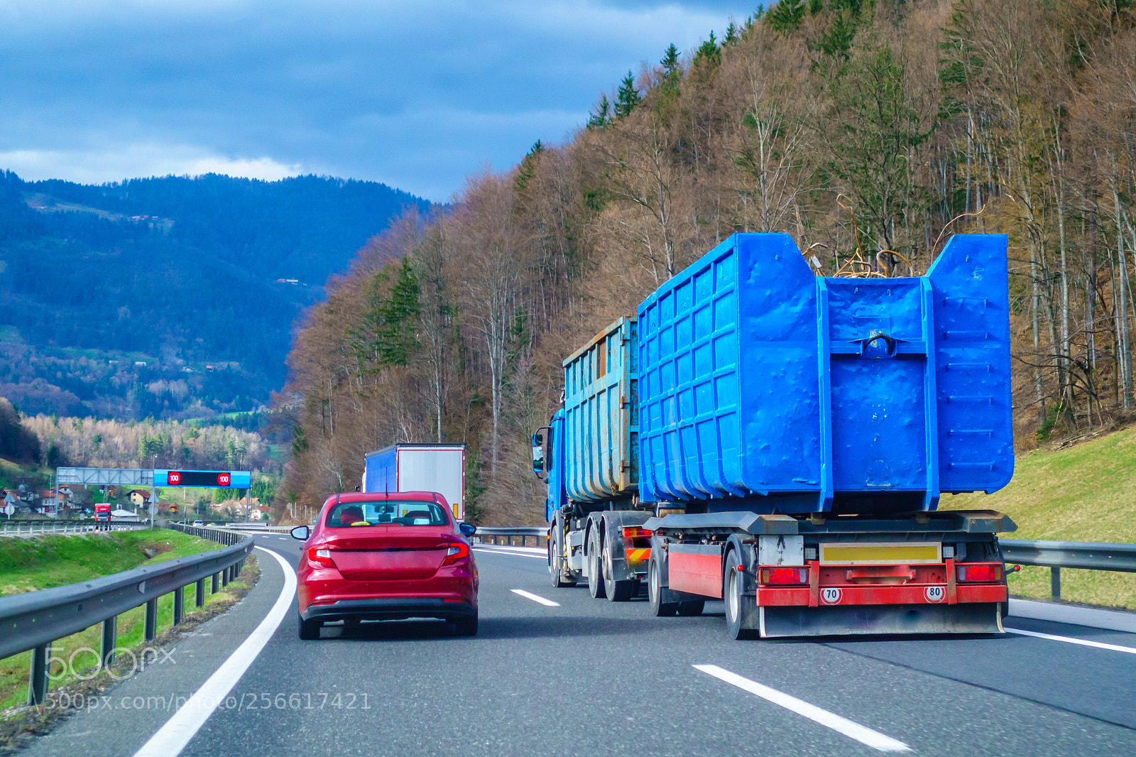 Sony DSC-RX100M5 sample photo. Red car overtaking blue photography