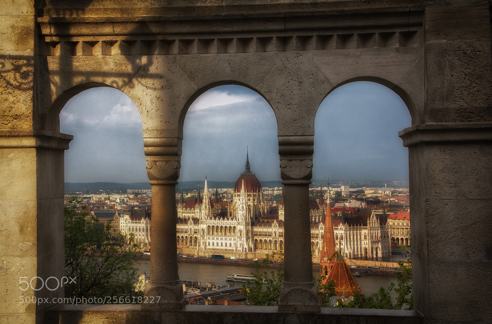 Canon EOS 550D (EOS Rebel T2i / EOS Kiss X4) sample photo. Budapest bastion lookthrough photography