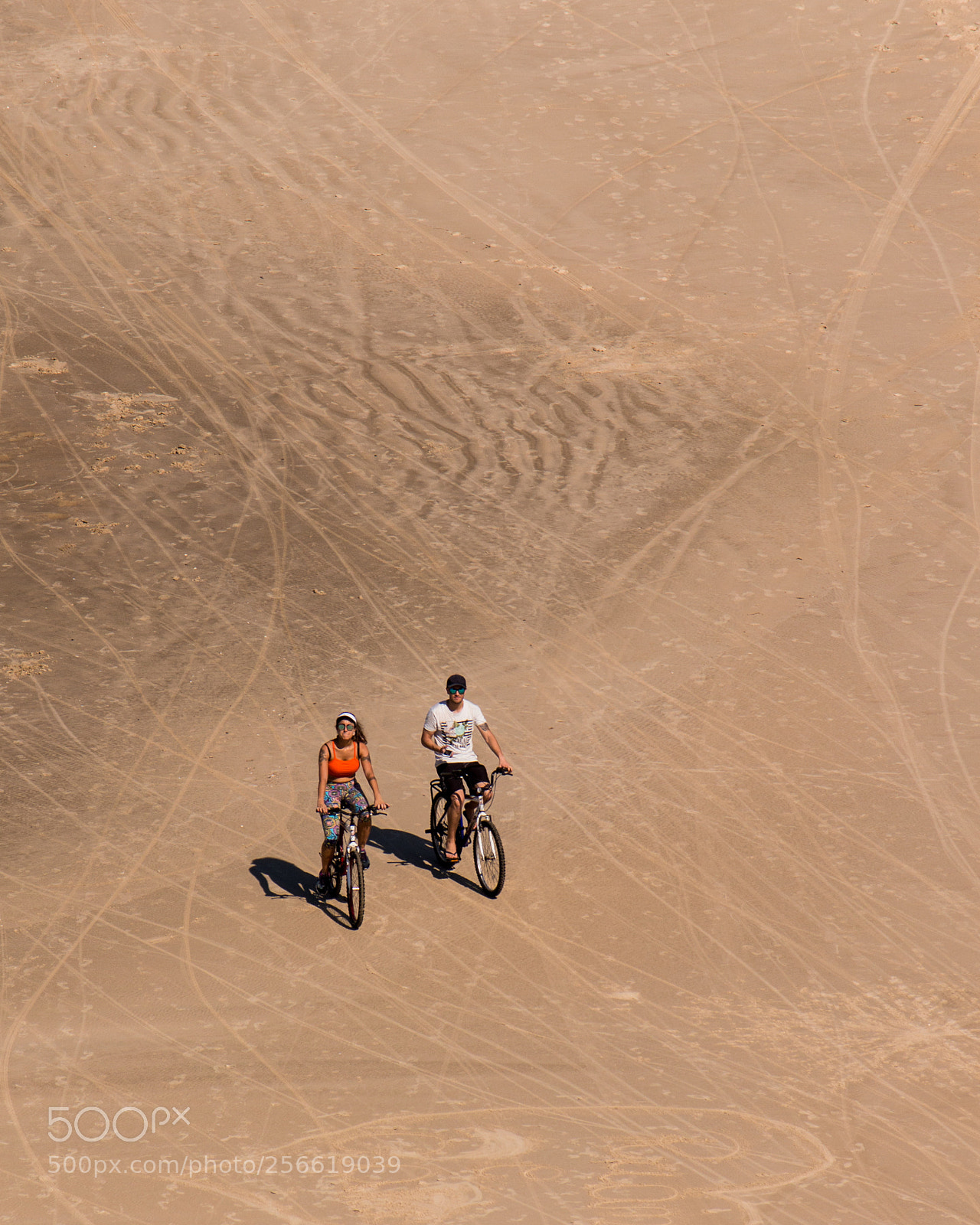 Canon EOS 700D (EOS Rebel T5i / EOS Kiss X7i) sample photo. Cyclists in the sand photography