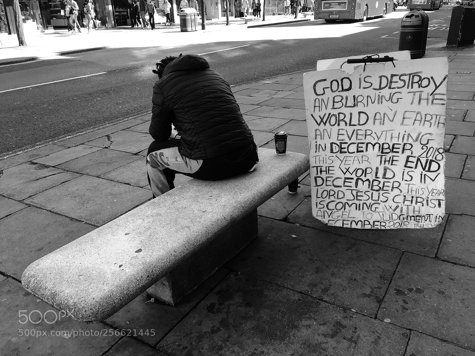 Apple iPhone SE sample photo. Man with a message photography
