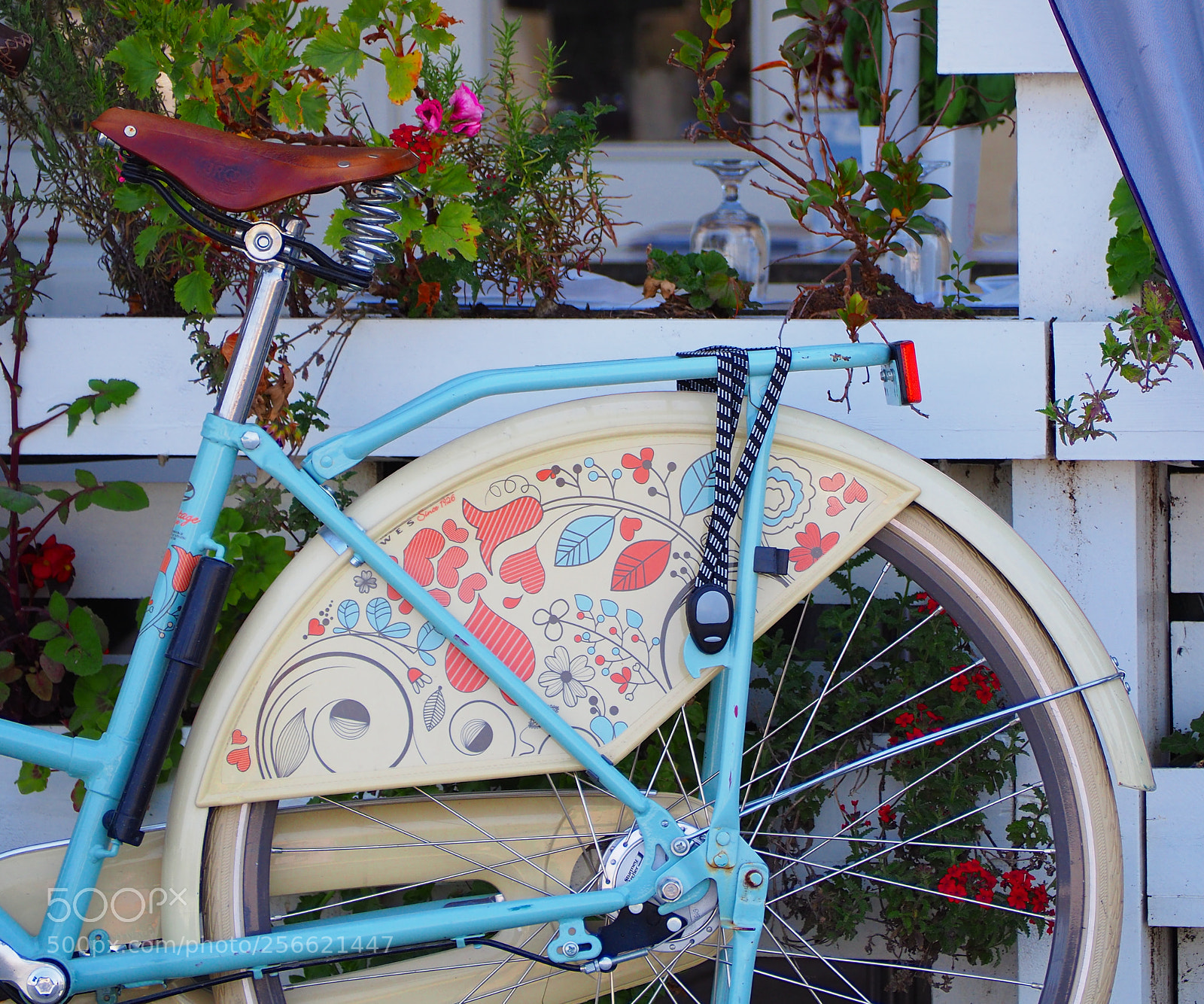 Olympus OM-D E-M10 II sample photo. Flower bike photography