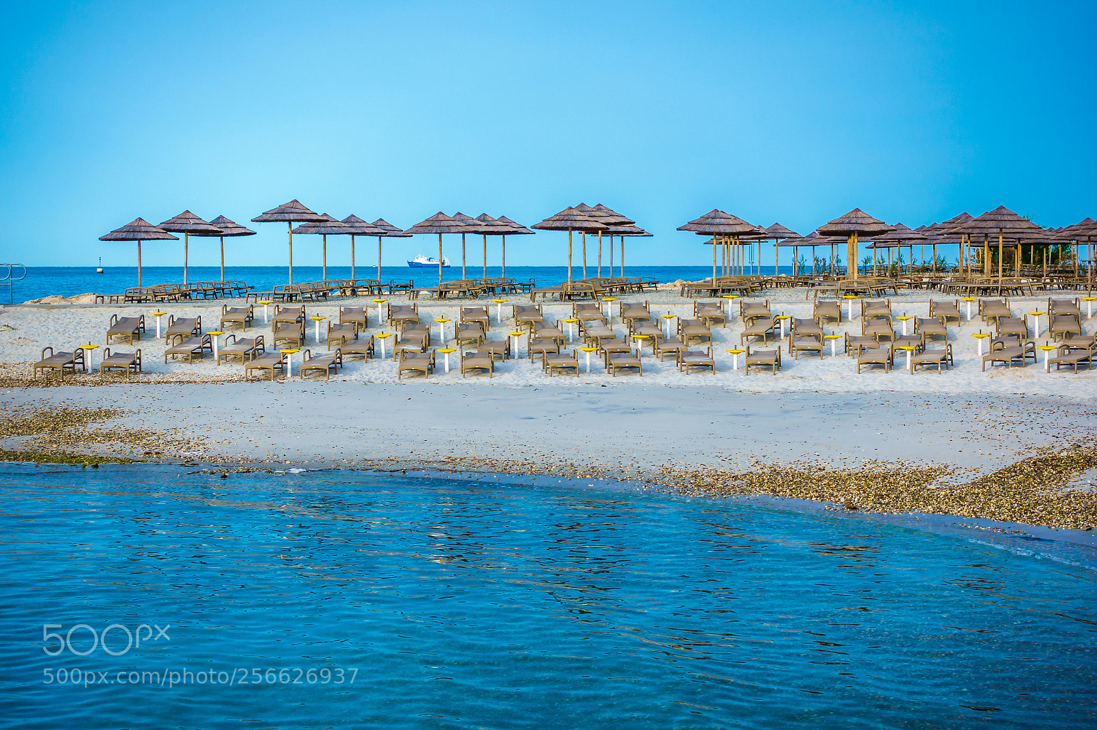 Sony DSC-RX100M5 sample photo. Beach with beach chairs photography