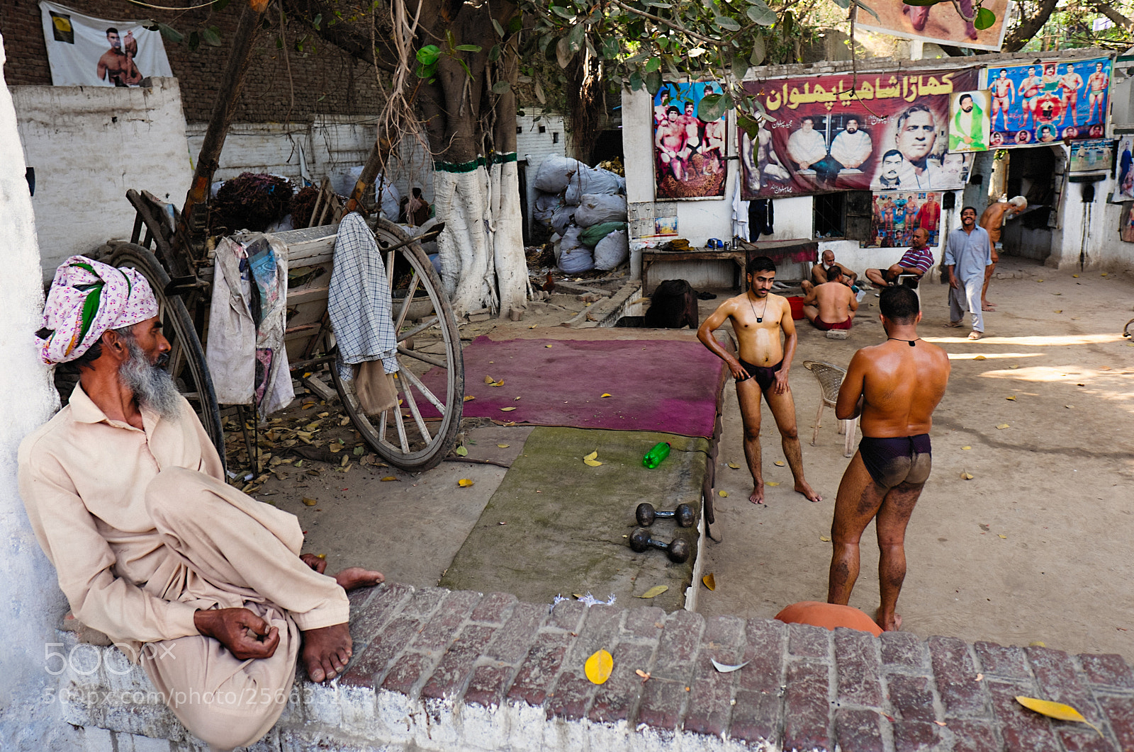 Fujifilm X-E2 sample photo. The wrestlers' pit photography