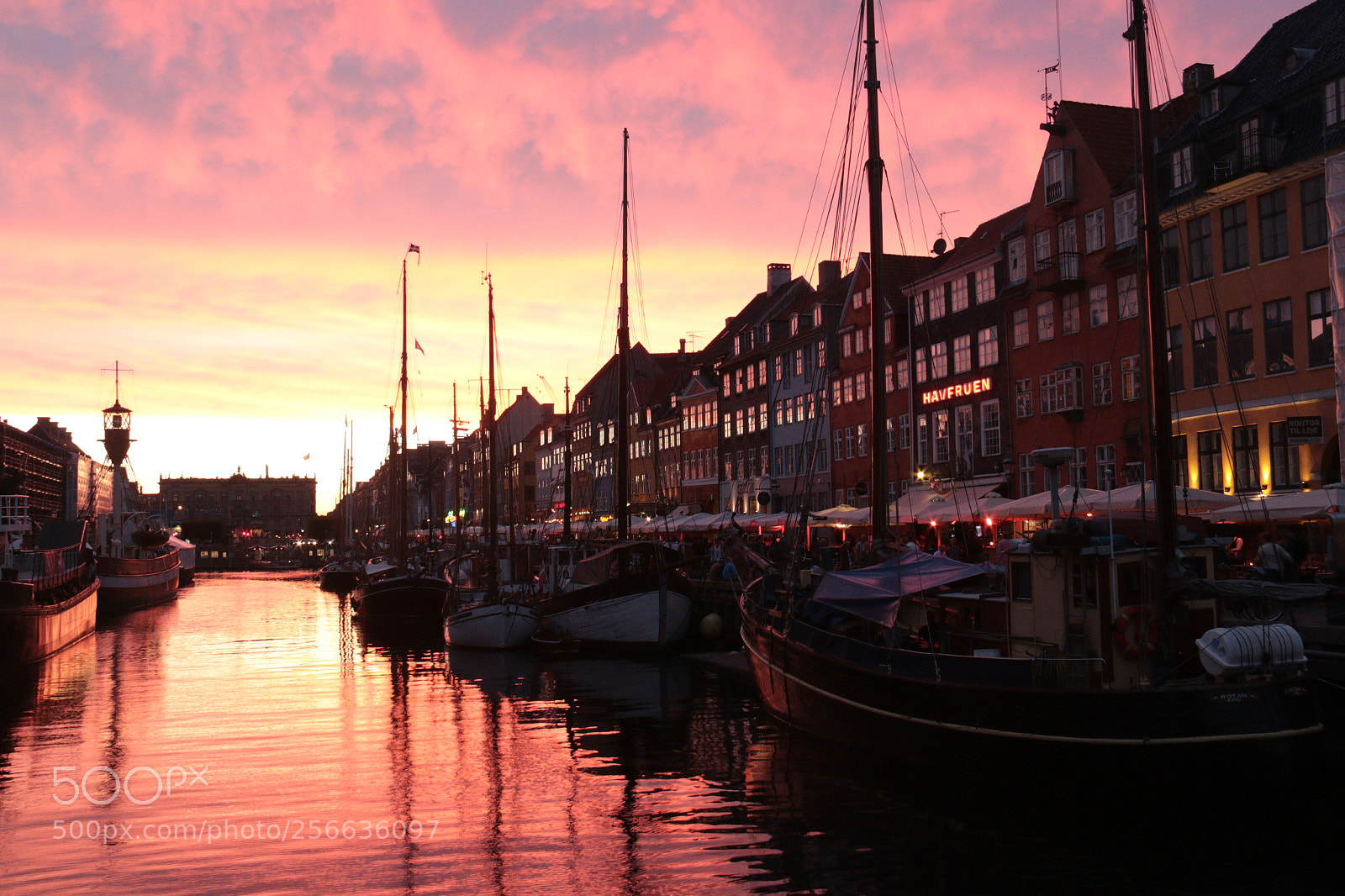 Canon EF-S 18-200mm F3.5-5.6 IS sample photo. Sunset at nyhavn photography
