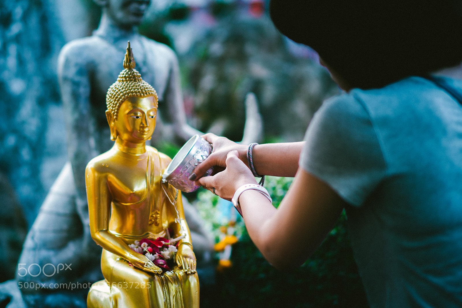 Sony a7R II sample photo. Buddhist water pouring ceremony photography