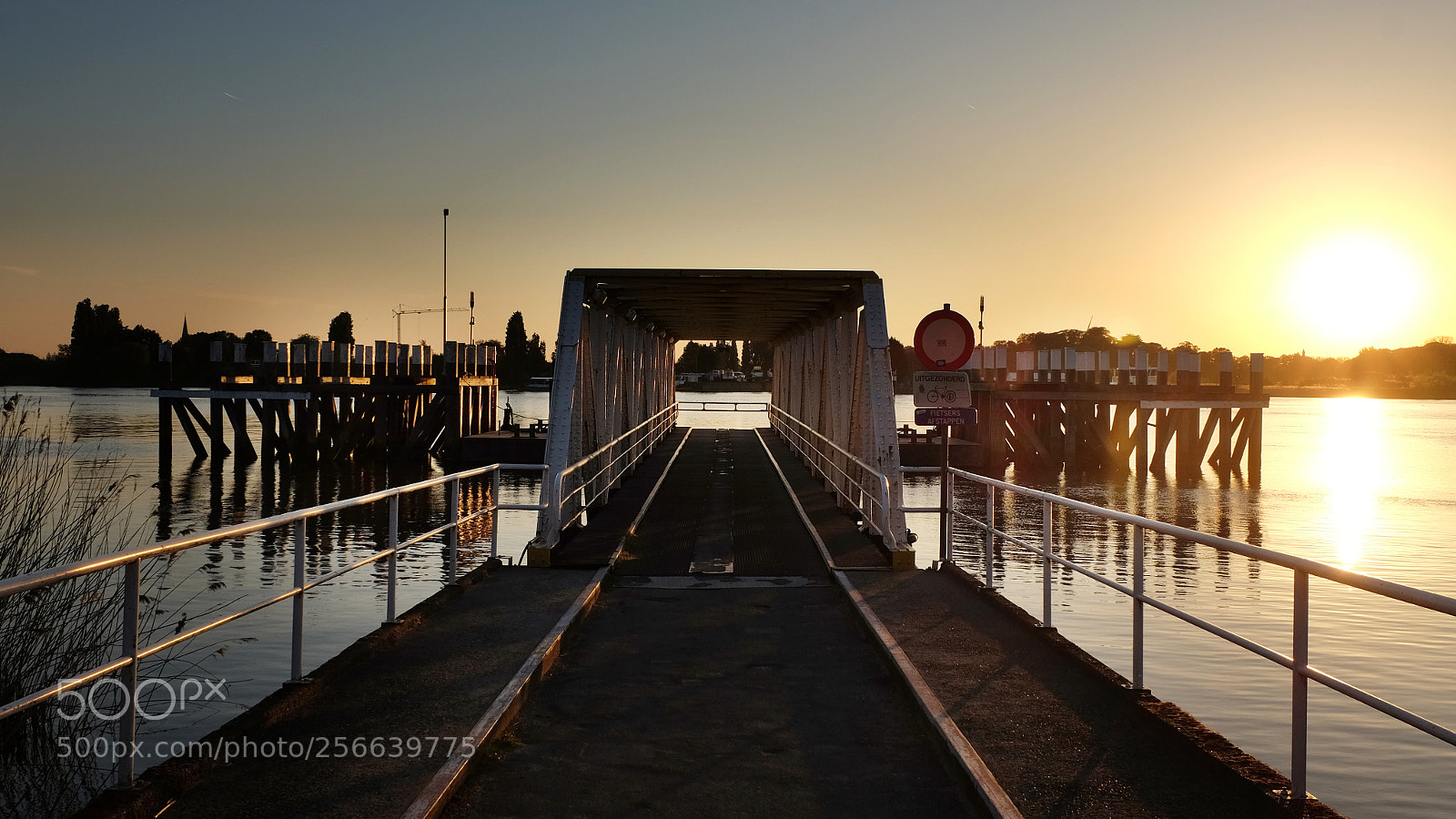 Fujifilm X-T10 sample photo. Ferry pier photography