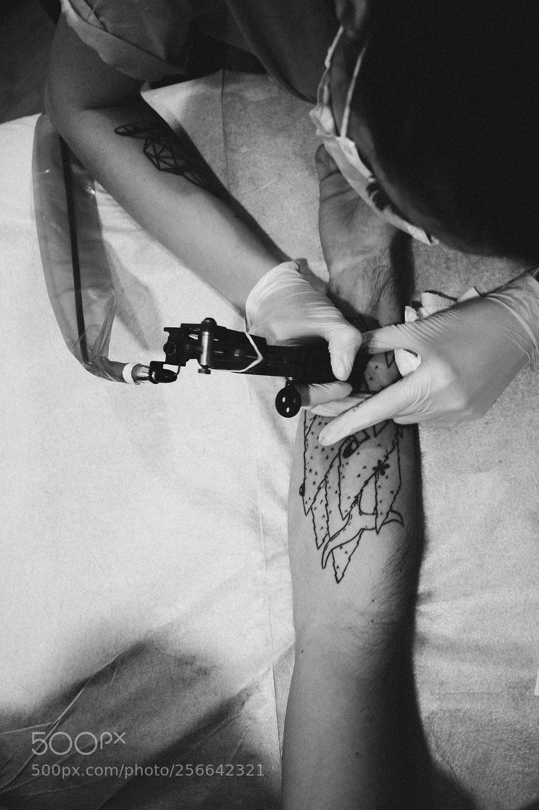 Canon EOS 100D (EOS Rebel SL1 / EOS Kiss X7) sample photo. Tattoo artist at work photography