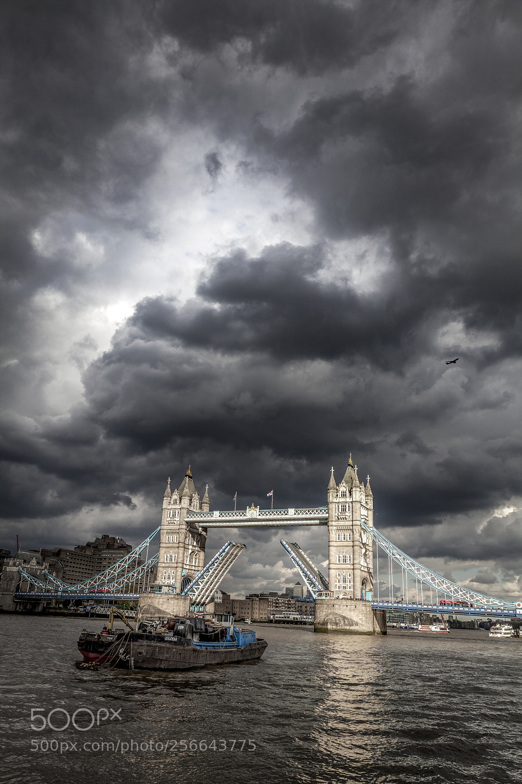 Canon EOS 5D Mark II sample photo. Takeoff above tower bridge photography