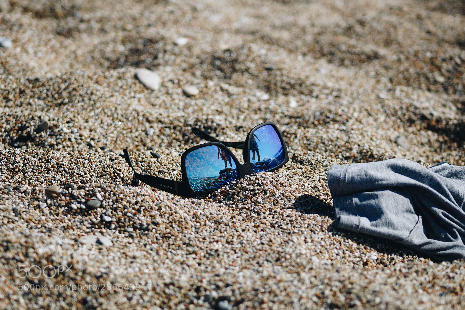 Canon EOS 100D (EOS Rebel SL1 / EOS Kiss X7) sample photo. Sunglasses on the beach photography