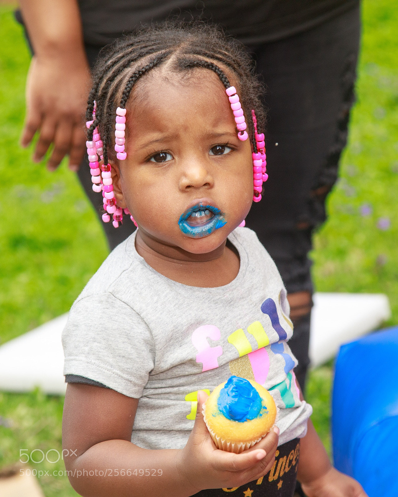Canon EOS 5D Mark IV sample photo. Girl with cupcake photography
