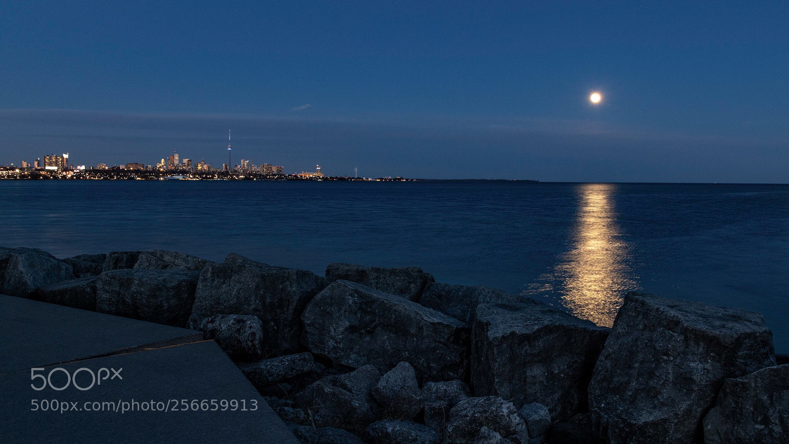 Canon EOS 77D (EOS 9000D / EOS 770D) sample photo. Moon and the city photography