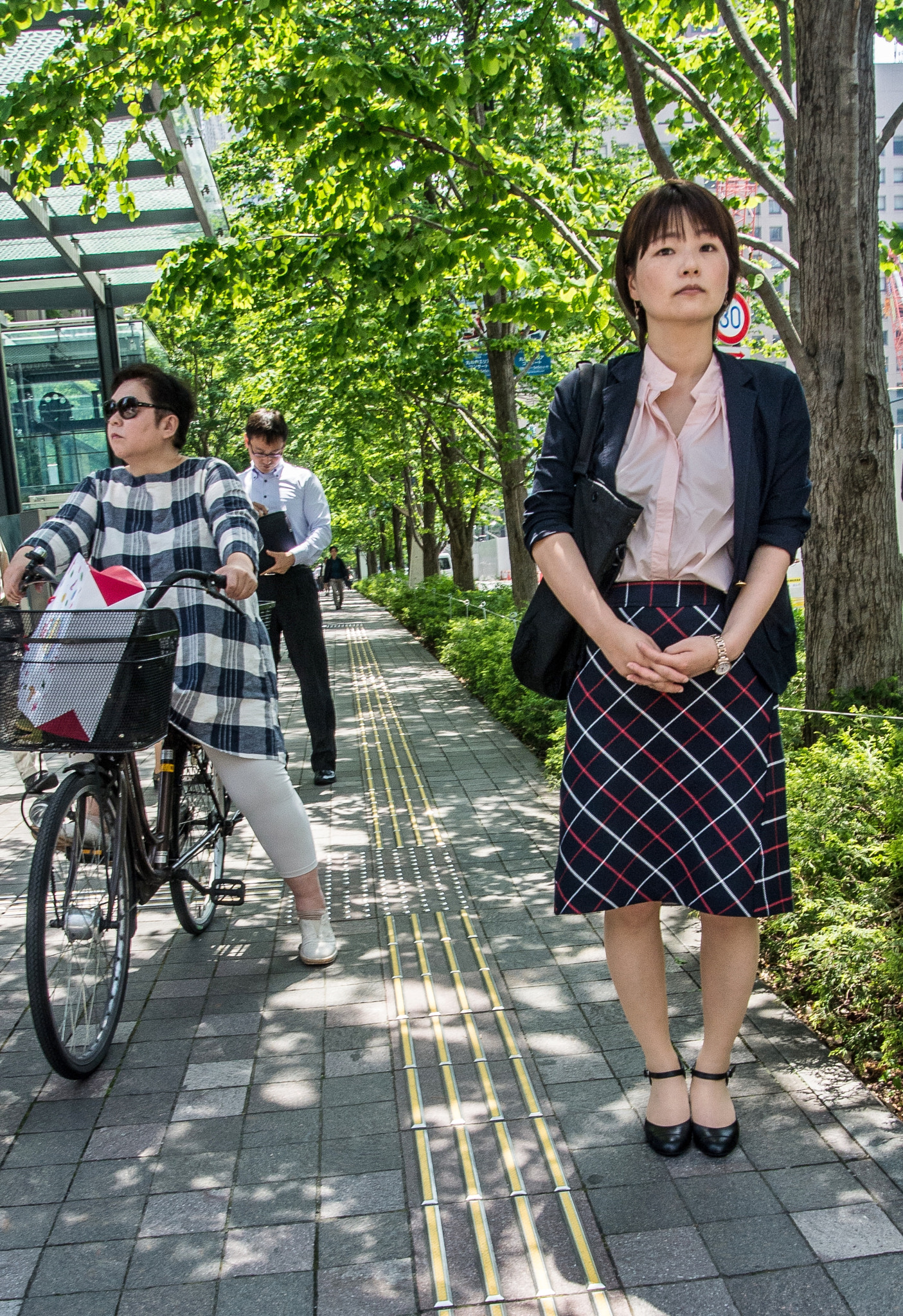 Nikon 1 V1 sample photo. A woman waiting for a signal photography