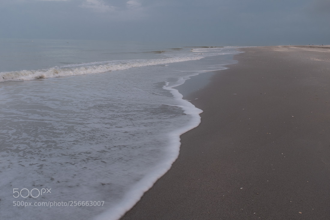 Fujifilm X100F sample photo. Sand and wave, sanibel photography