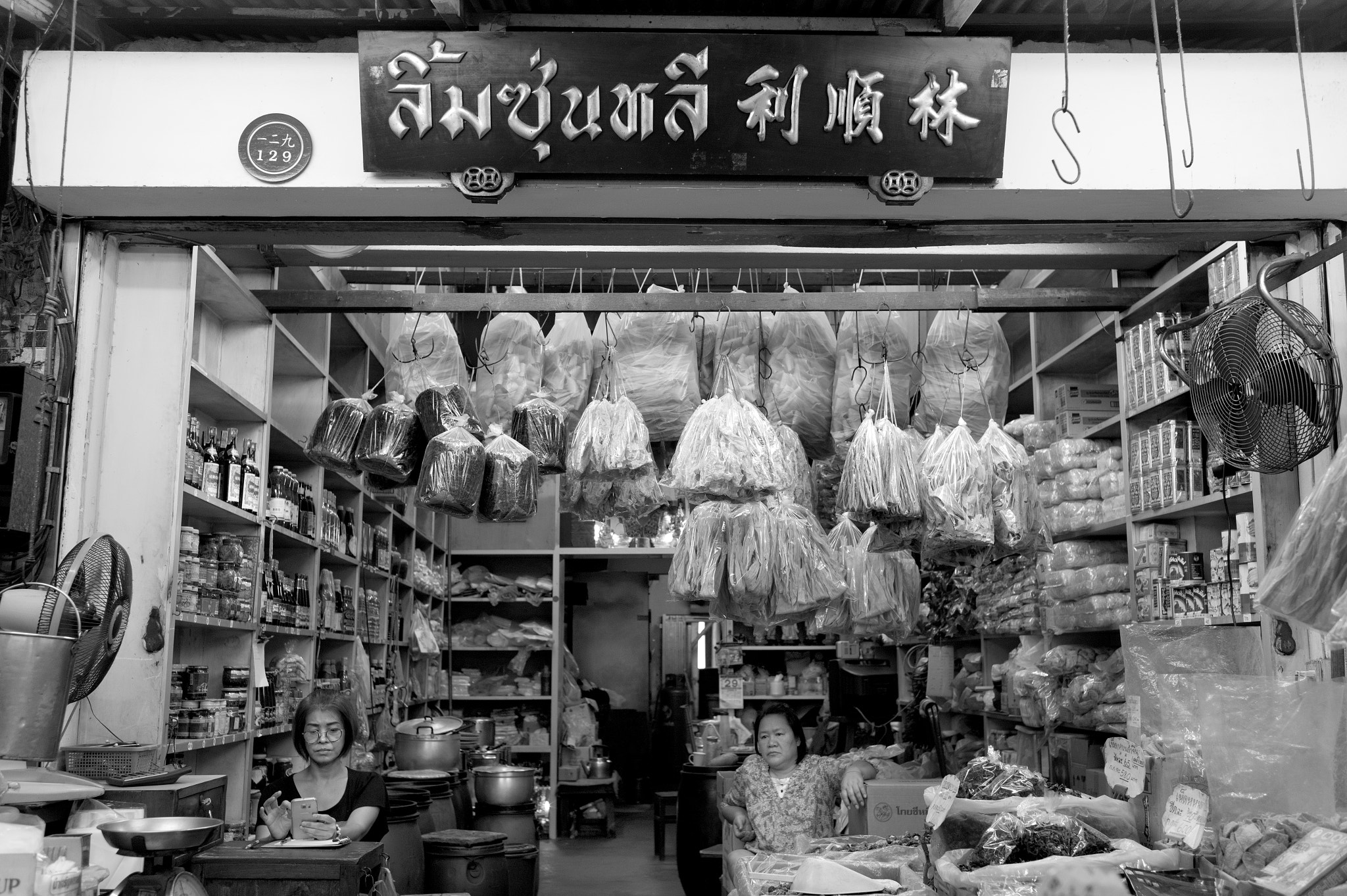 Leica M-Monochrom sample photo. Chinatown merchant photography