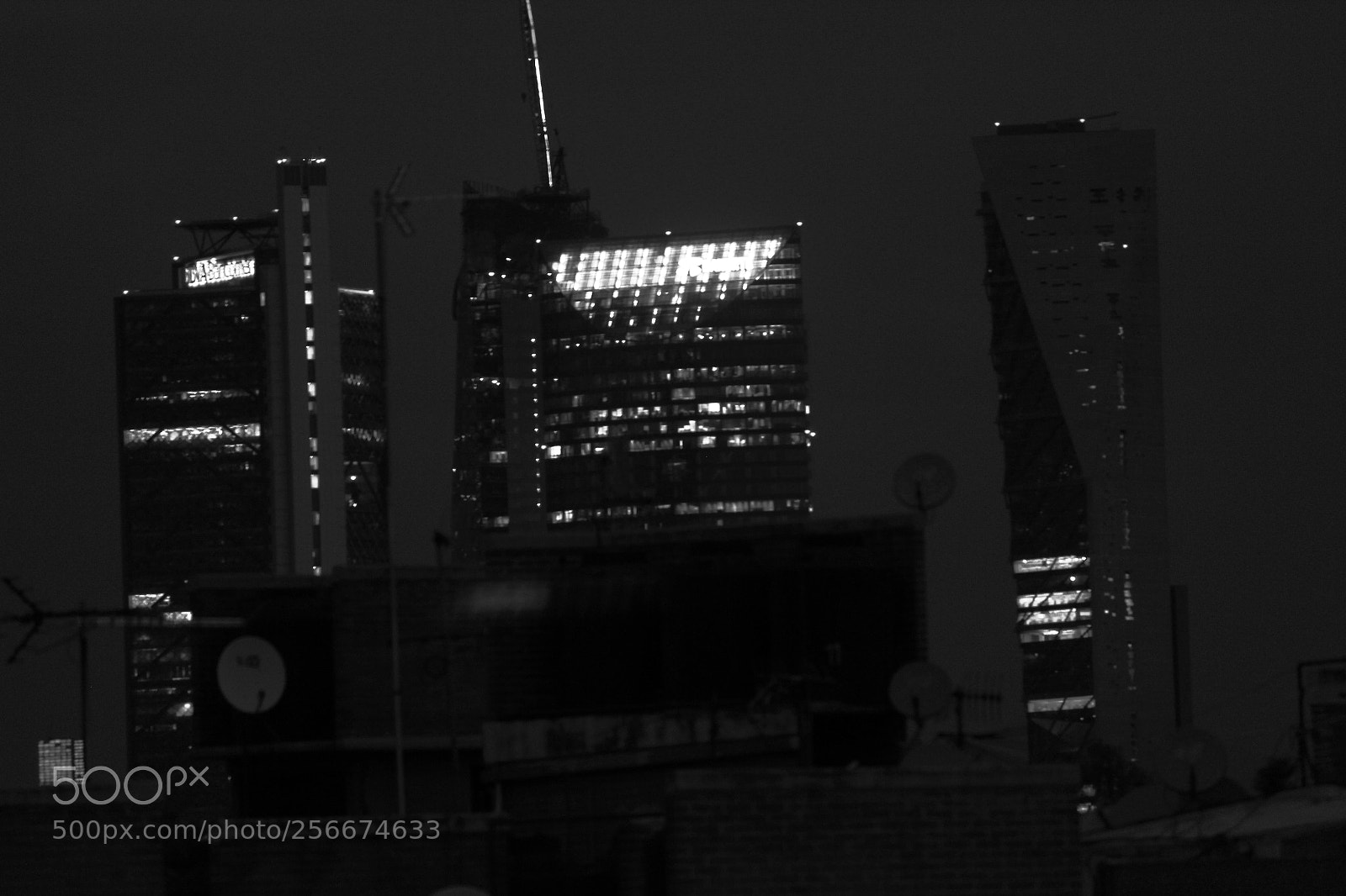 Canon EOS 1300D (EOS Rebel T6 / EOS Kiss X80) sample photo. Metropoli nocturna photography