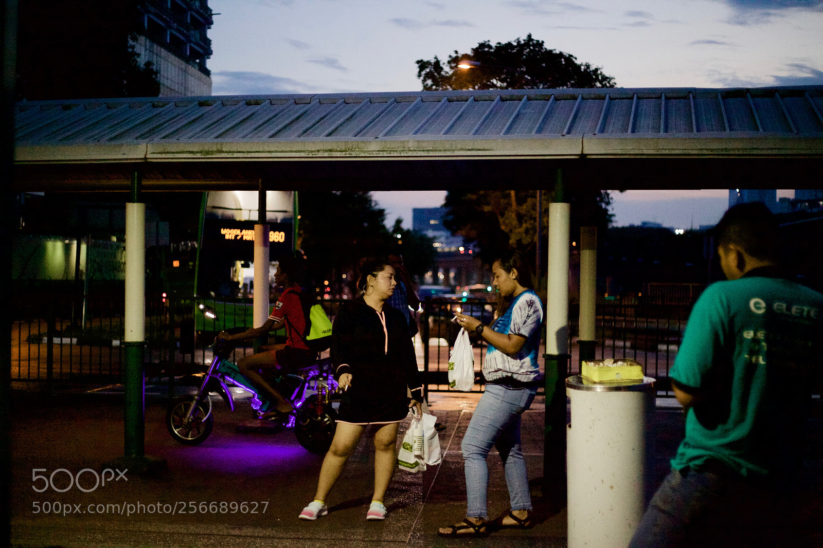 Canon EOS 5D Mark II sample photo. The talk photography
