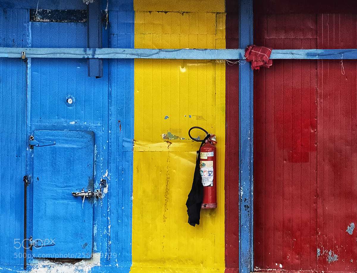 Fujifilm X-T2 sample photo. Blue/yellow/red photography