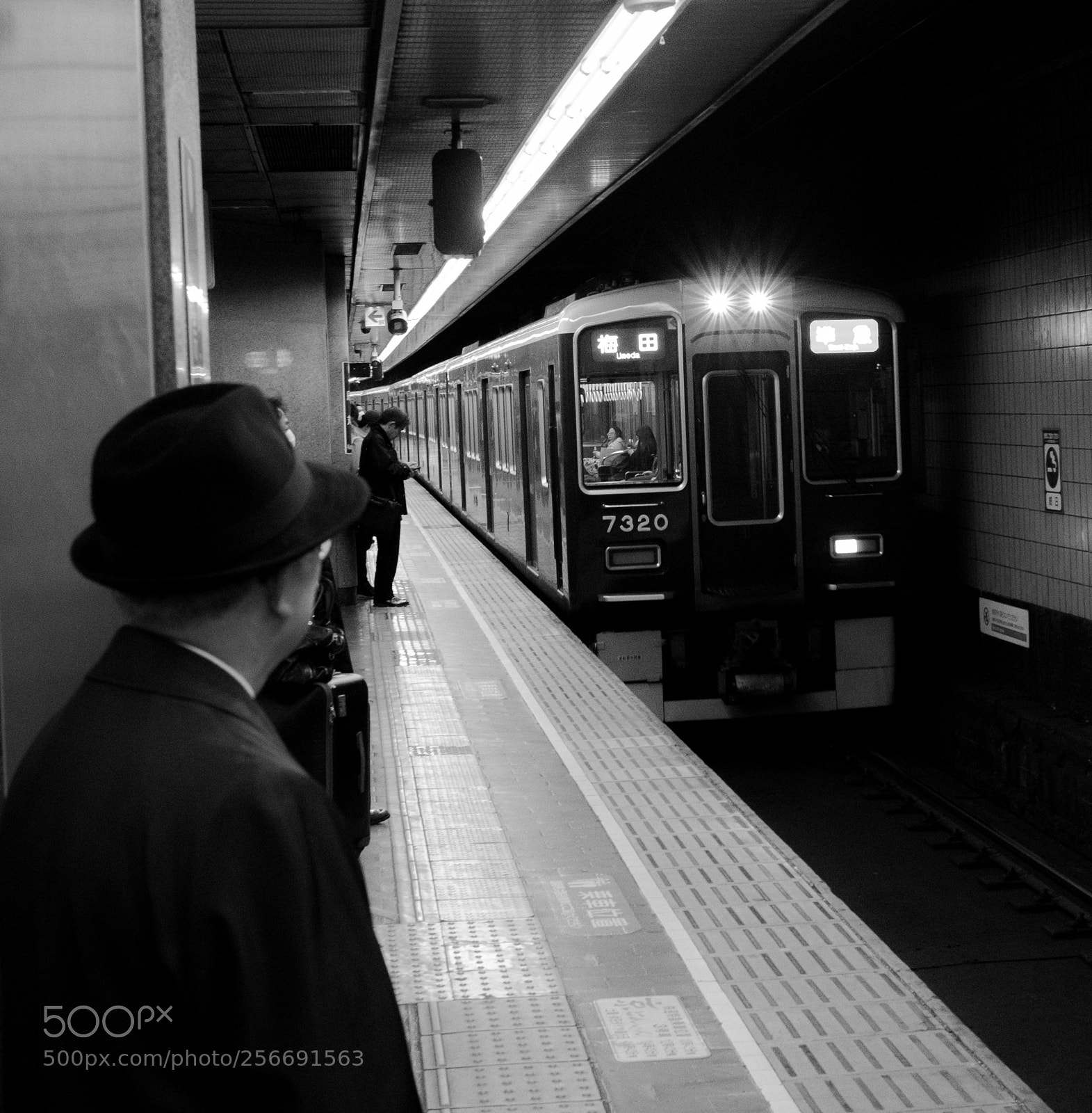 Fujifilm X-T2 sample photo. Waiting for the train photography