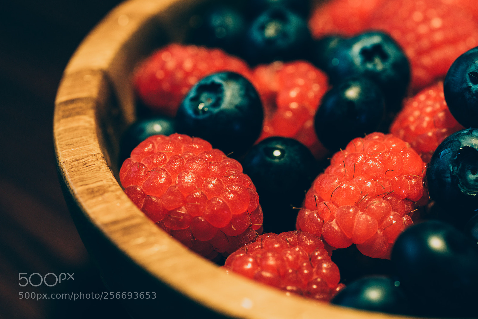 Sony a7R II sample photo. Raspberry&blueberry photography