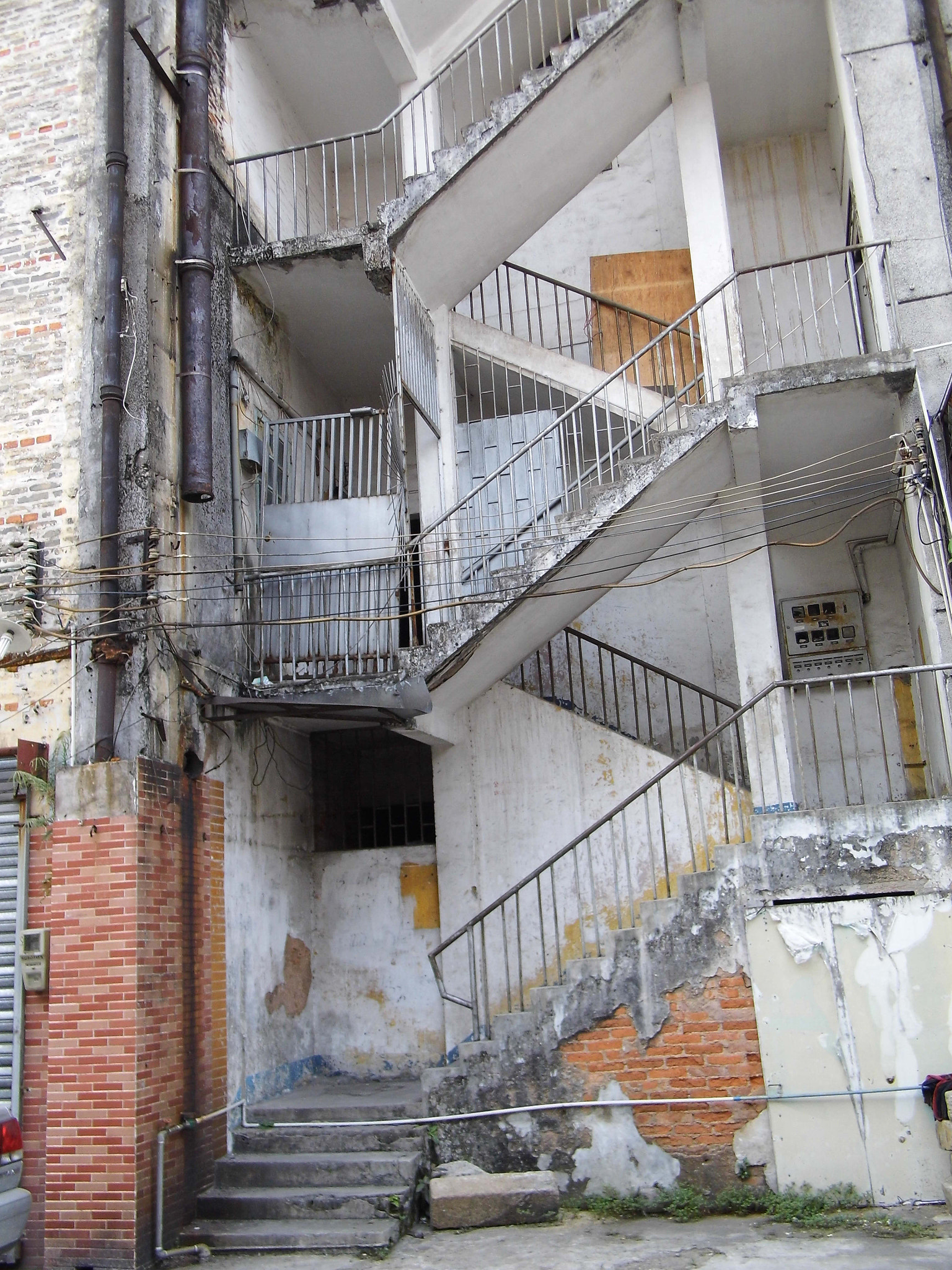 Benq GH600 sample photo. Deserted building photography