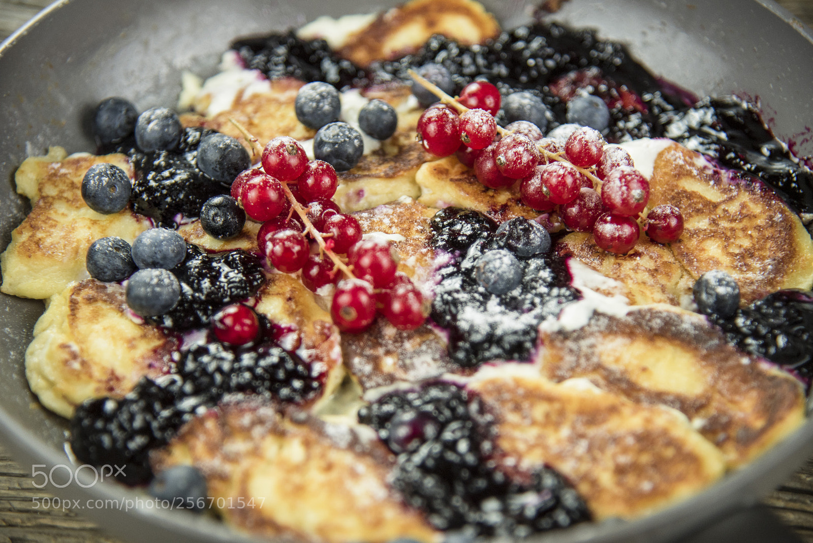Nikon D750 sample photo. Topfenwuzerl mit beeren photography