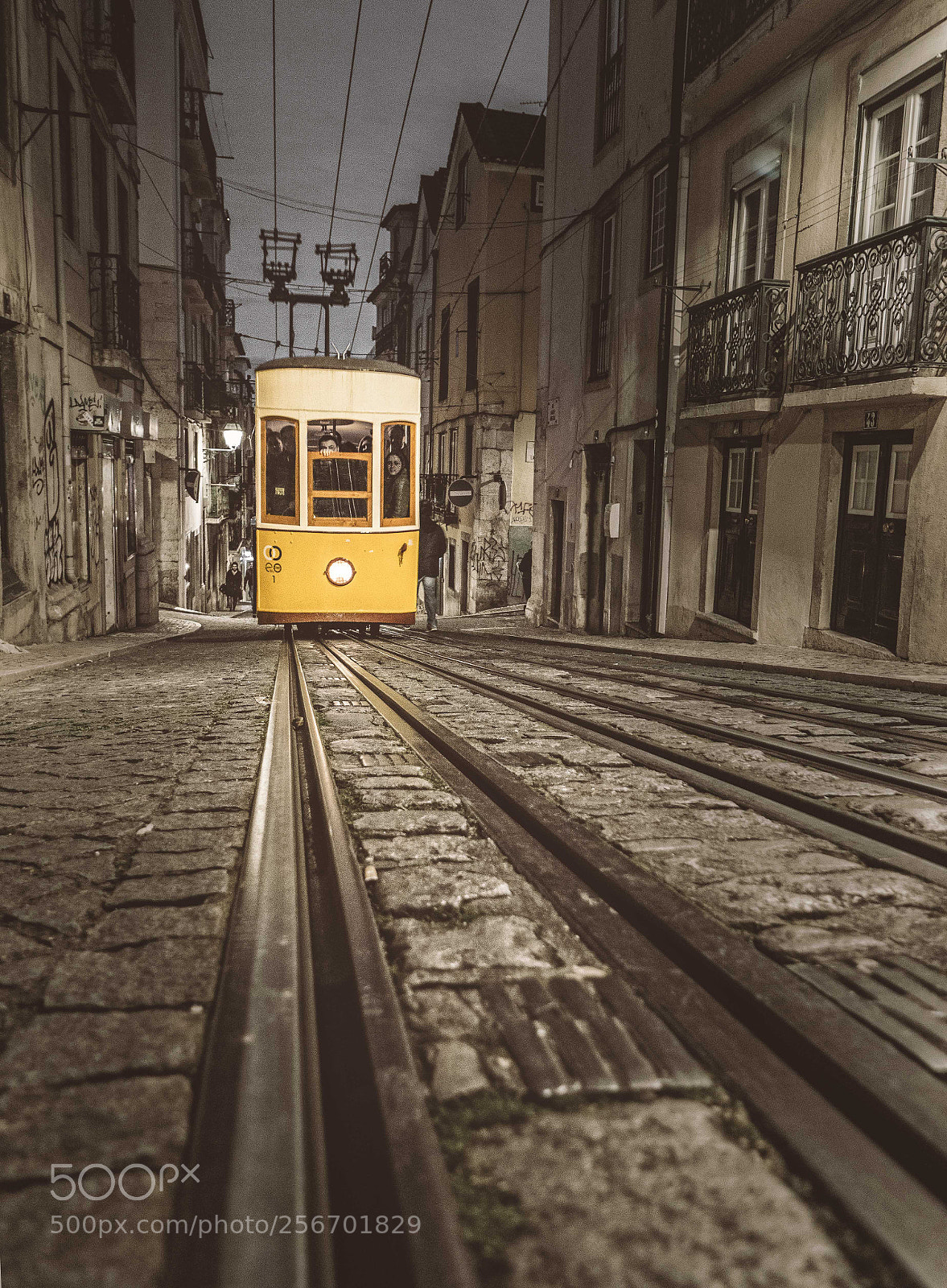 Olympus OM-D E-M1 Mark II sample photo. Elevador da bica photography