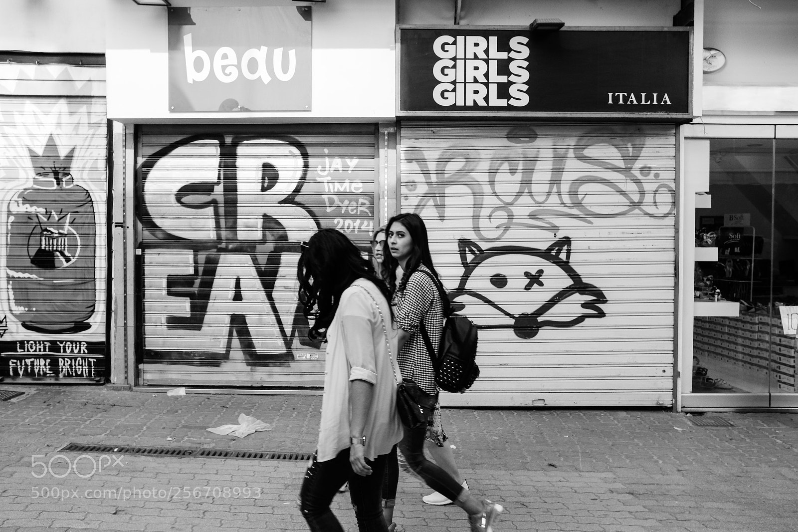 Fujifilm X100T sample photo. Girls girls girls photography