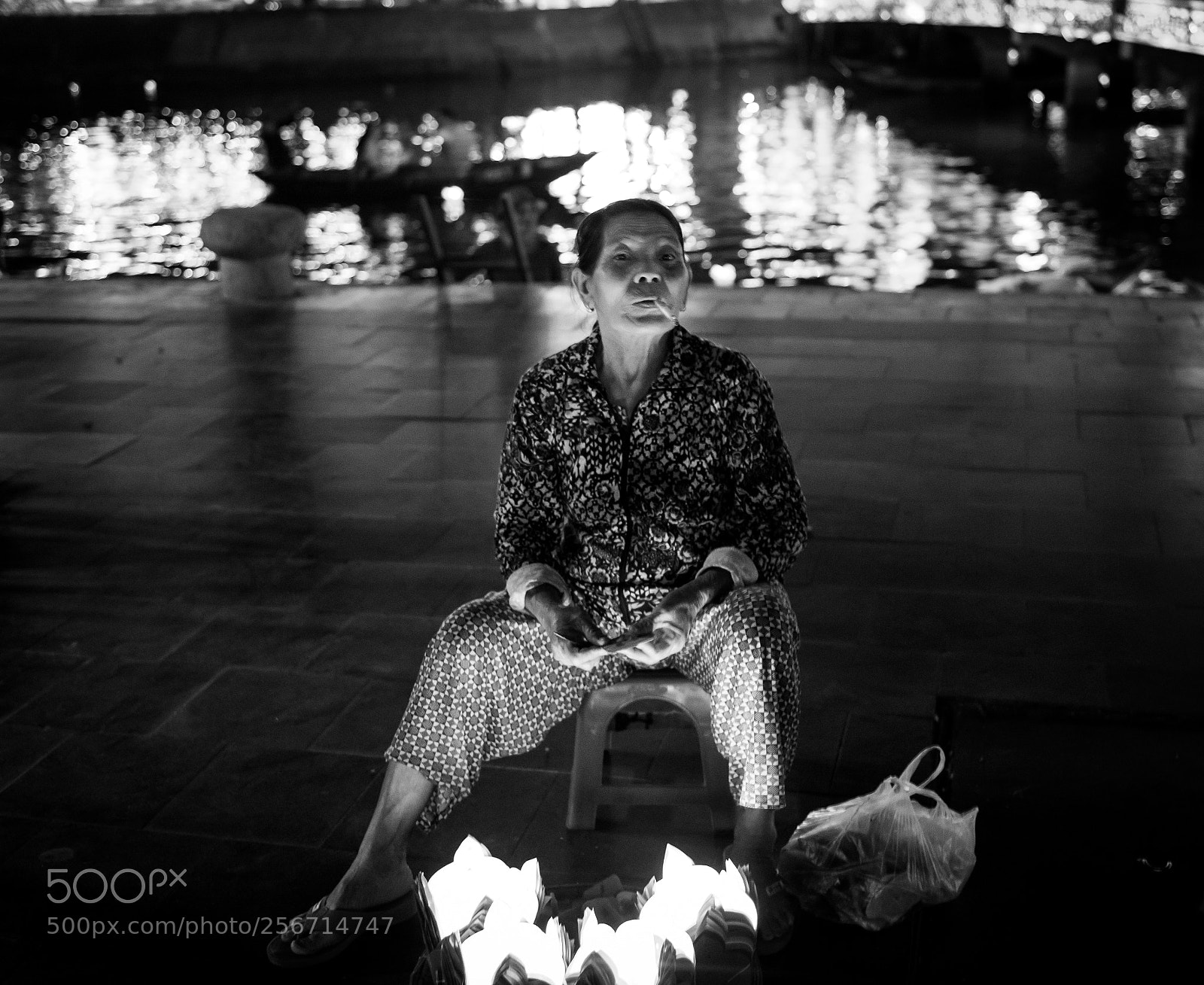 Canon EOS 6D sample photo. The woman in hoi photography