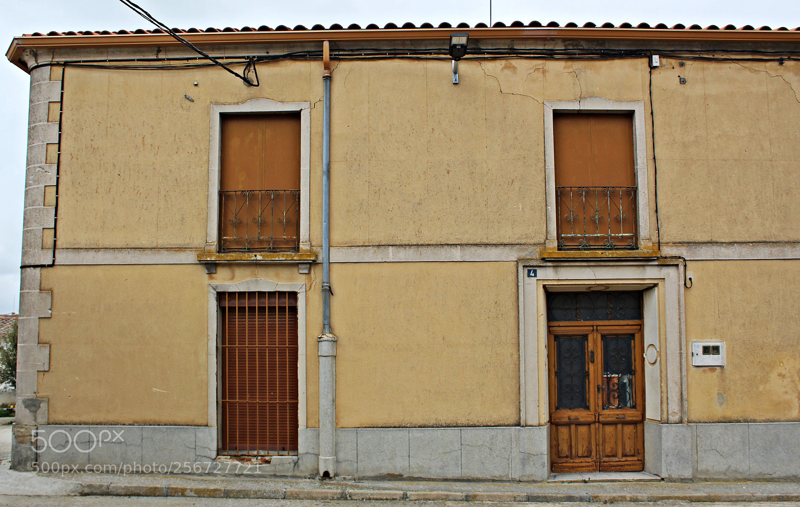 Canon EOS 1300D (EOS Rebel T6 / EOS Kiss X80) sample photo. Fachada en marrón photography