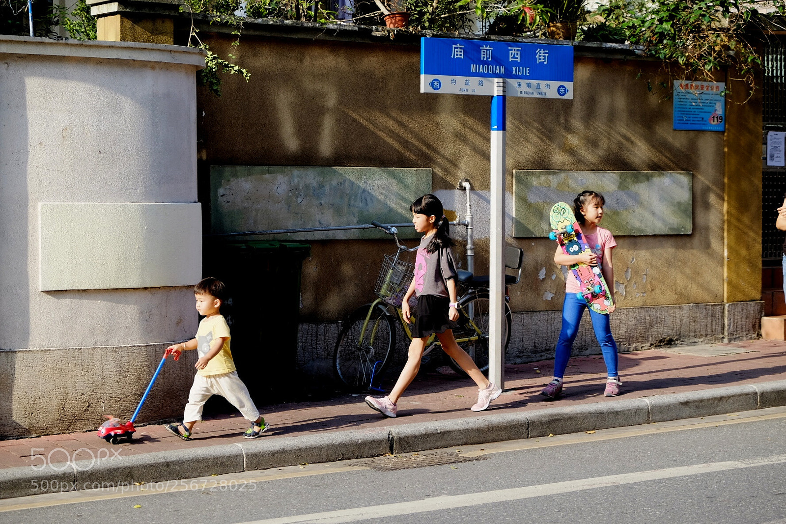 Fujifilm X-T1 sample photo. 姐弟仨 (sisters and brother.) photography