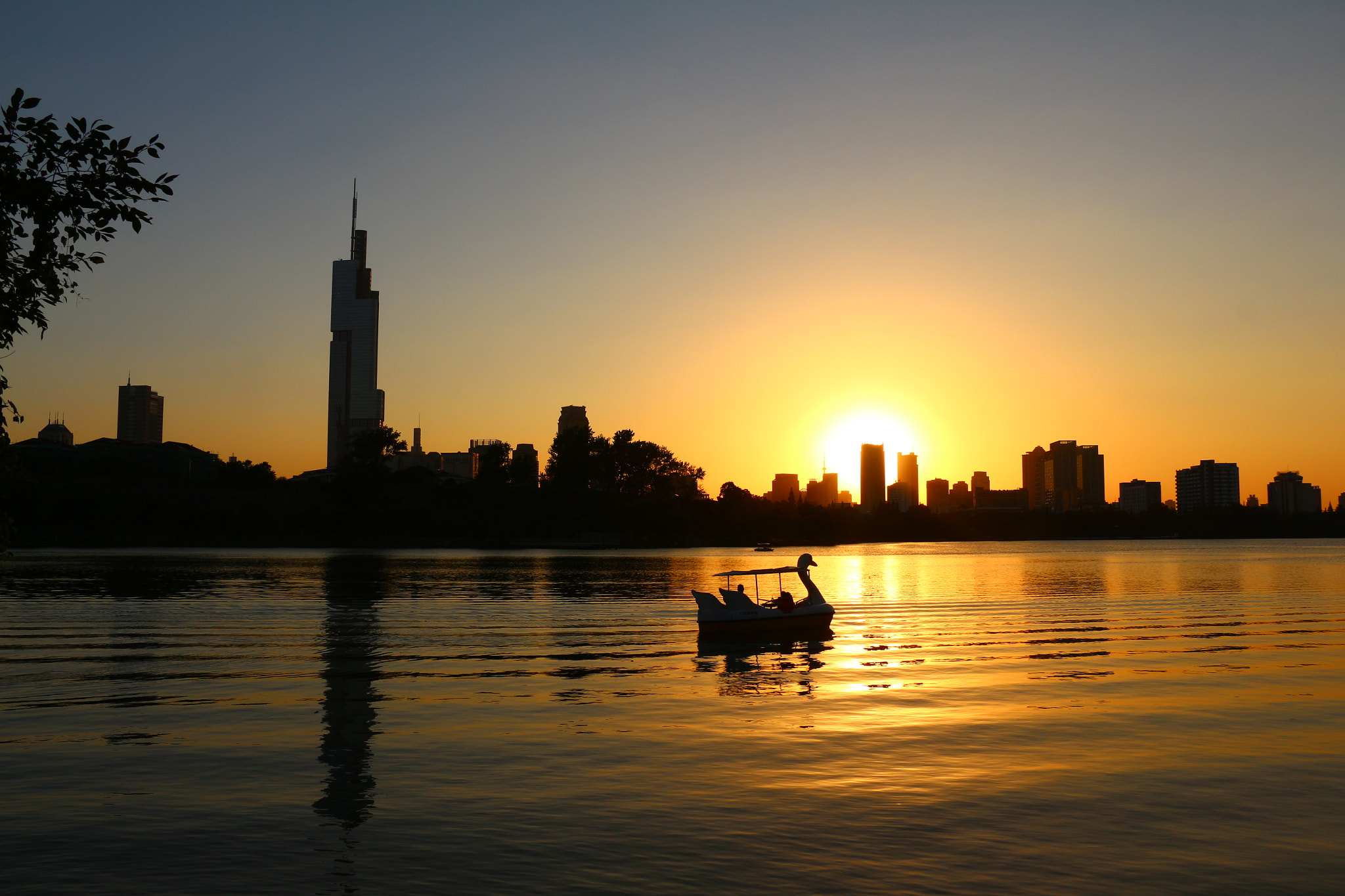 Canon EOS 650D (EOS Rebel T4i / EOS Kiss X6i) sample photo. Sunset at xuanwu lake photography