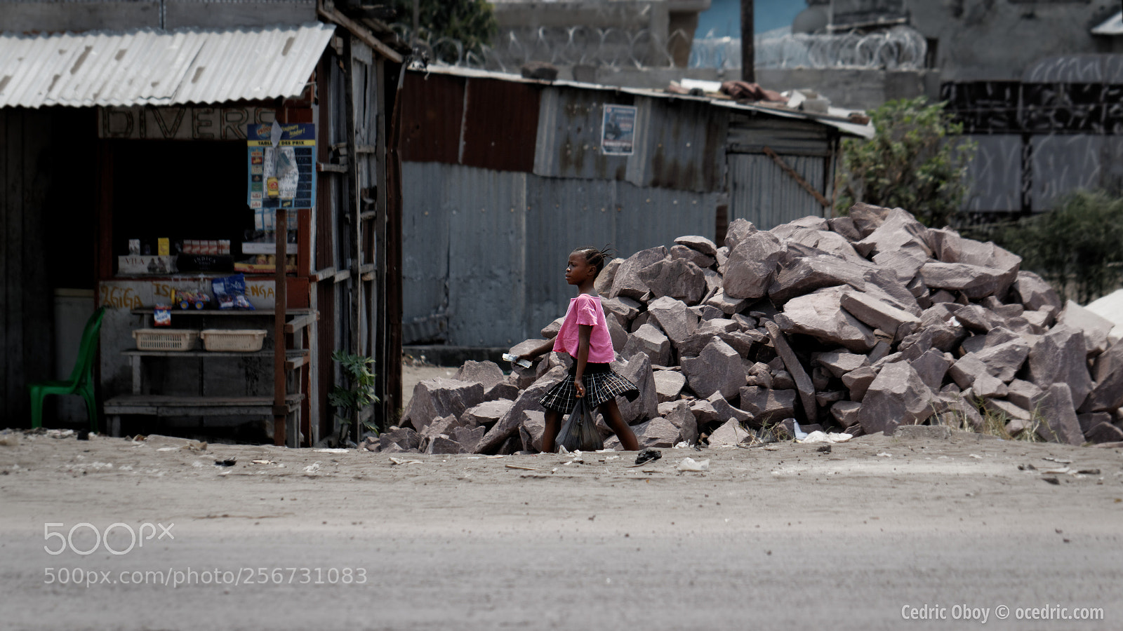 Canon EOS 70D sample photo. Girl walking in kin photography