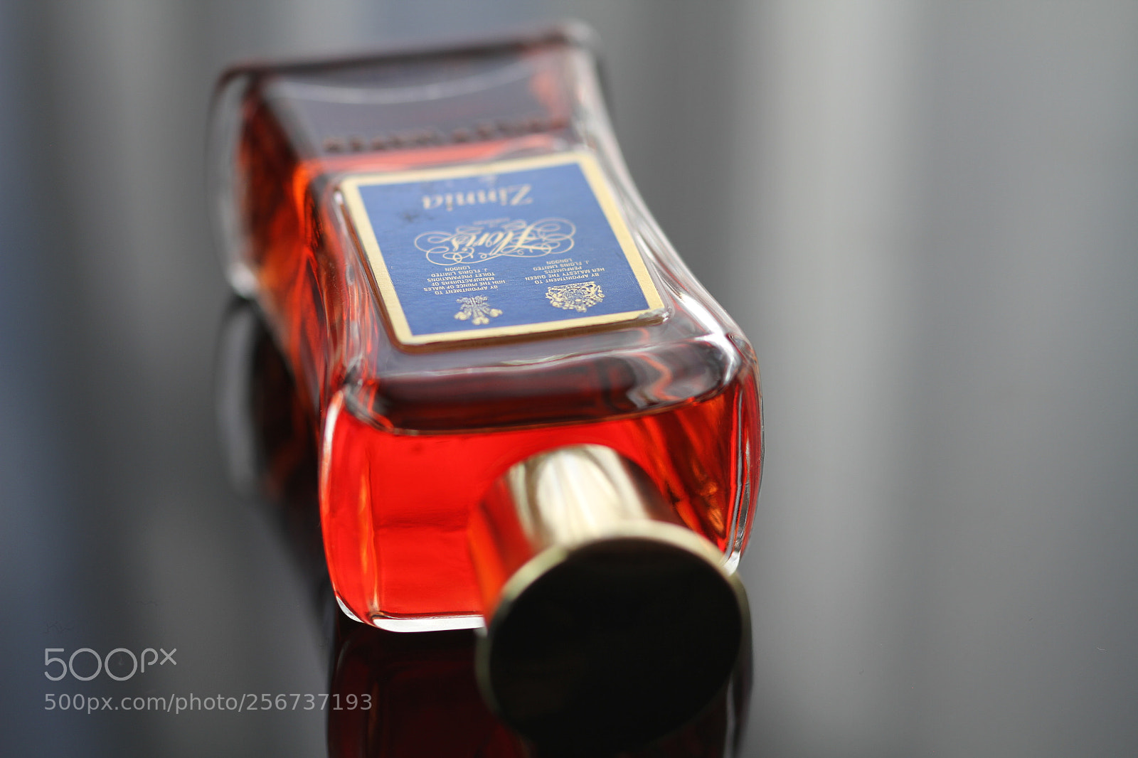 Canon EOS 7D + Canon EF 50mm F1.8 II sample photo. Perfume photography